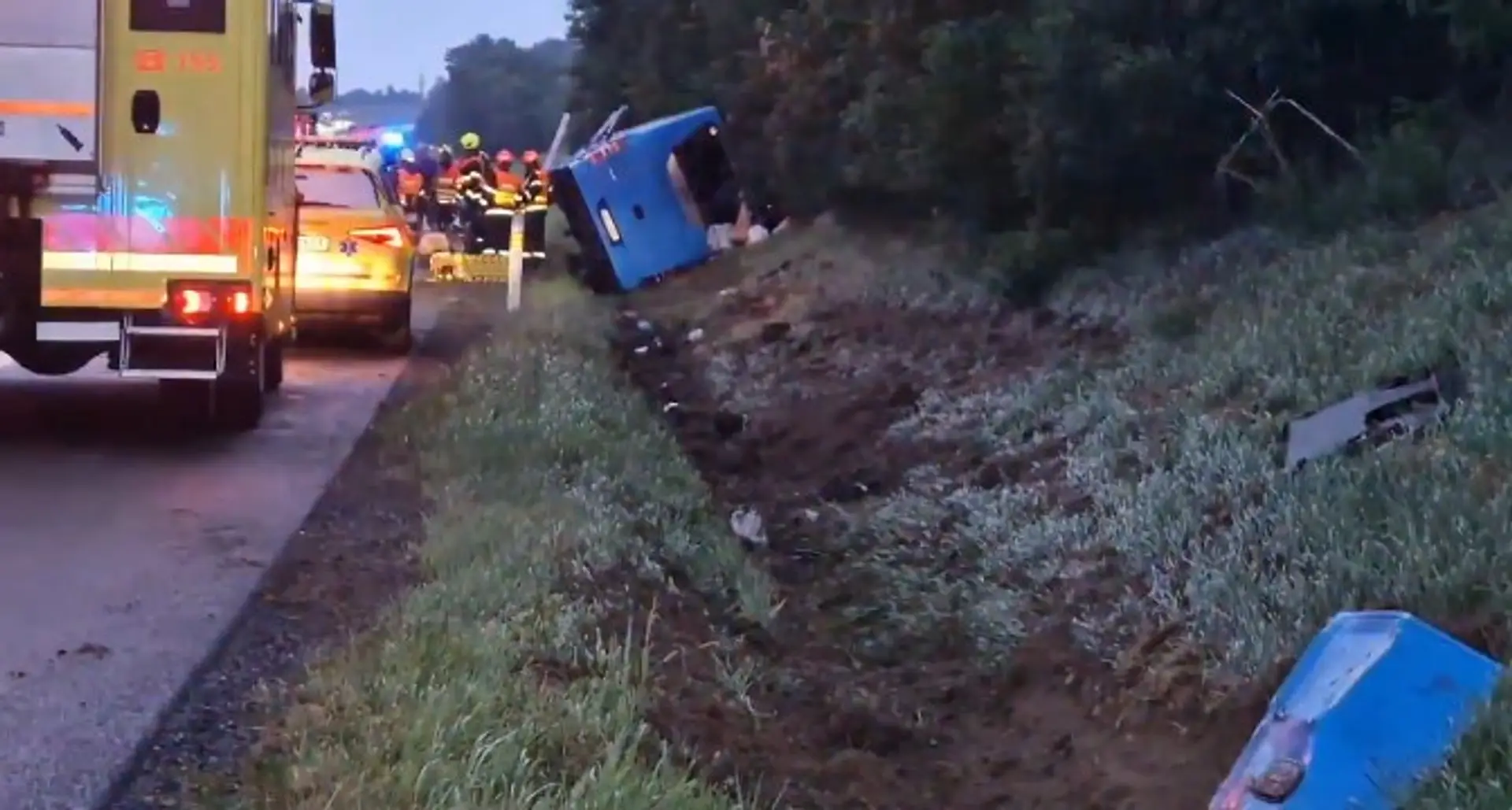 Na snímke havarovaný autobus, ktorý sa na diaľnici D2 smerom na Brno prevrátil na bok.
