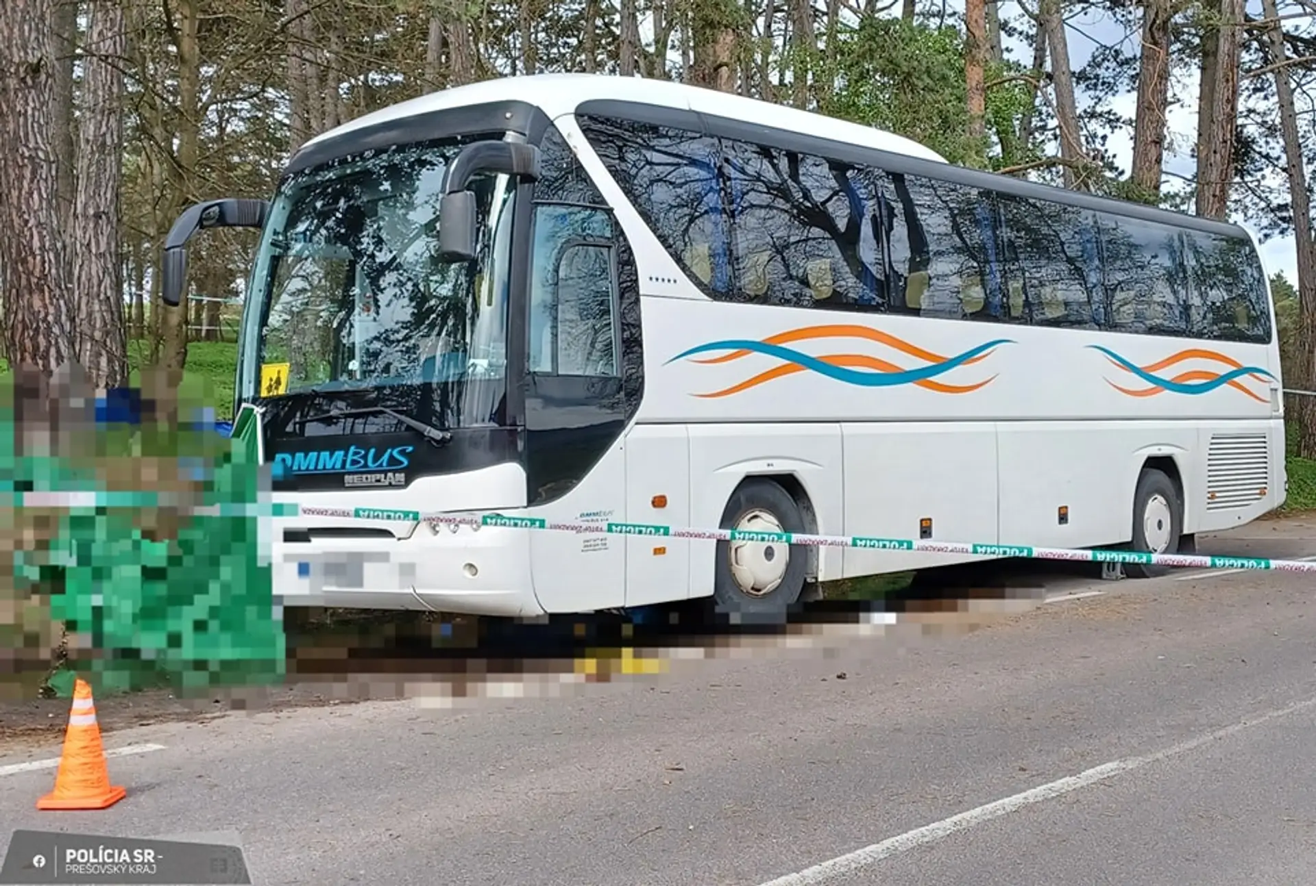 Chvíle hrôzy. Autobus sa pohol a vtiahol desať ľudí pod seba