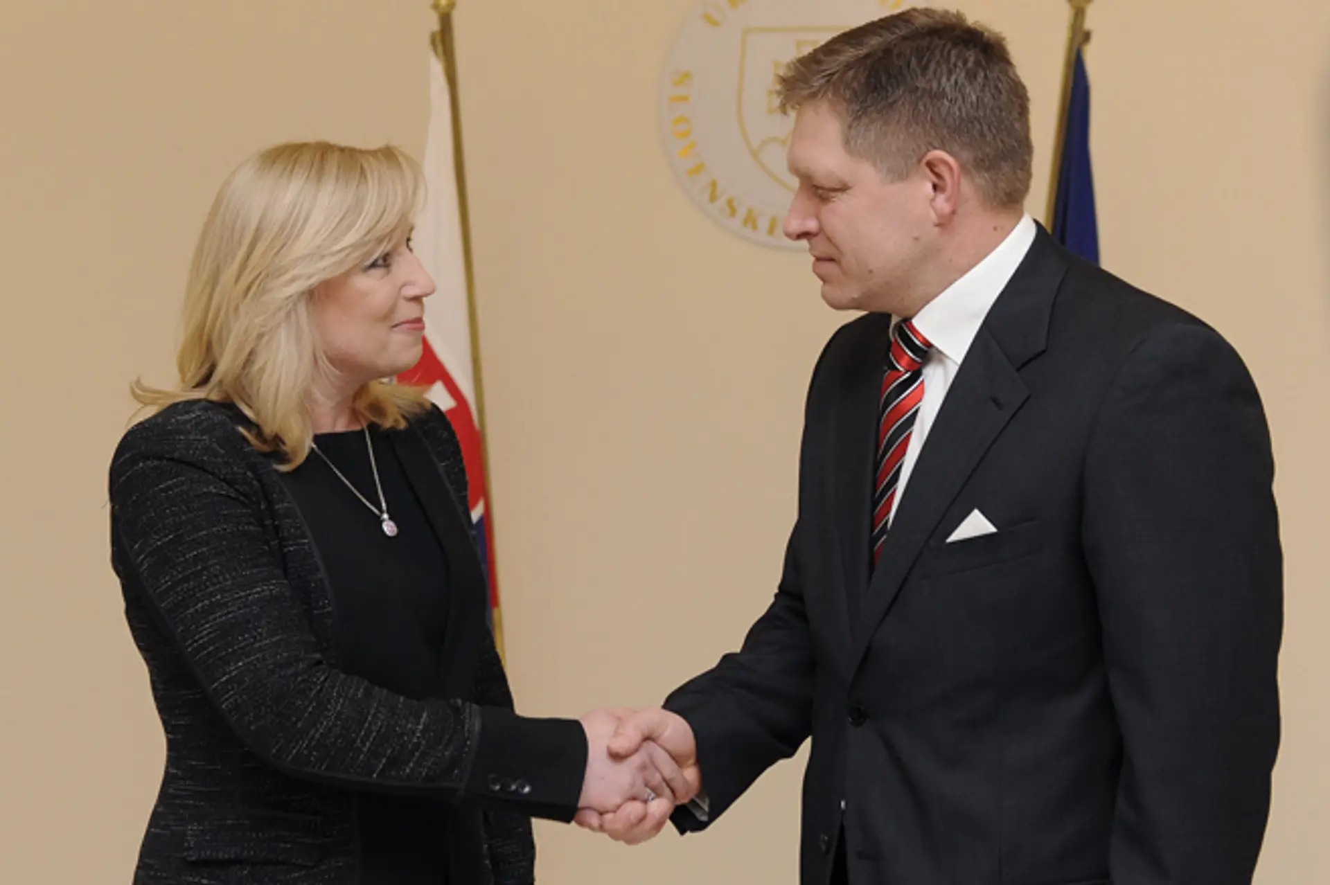 Expremiérka Iveta Radičová a jej nástupca Robert Fico na archívnej snímke.