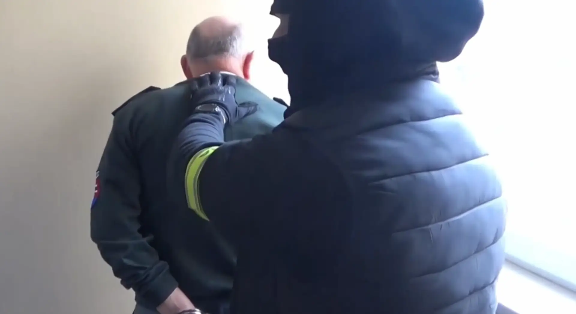 Policajt zadržaný pri preberaní úplatku.