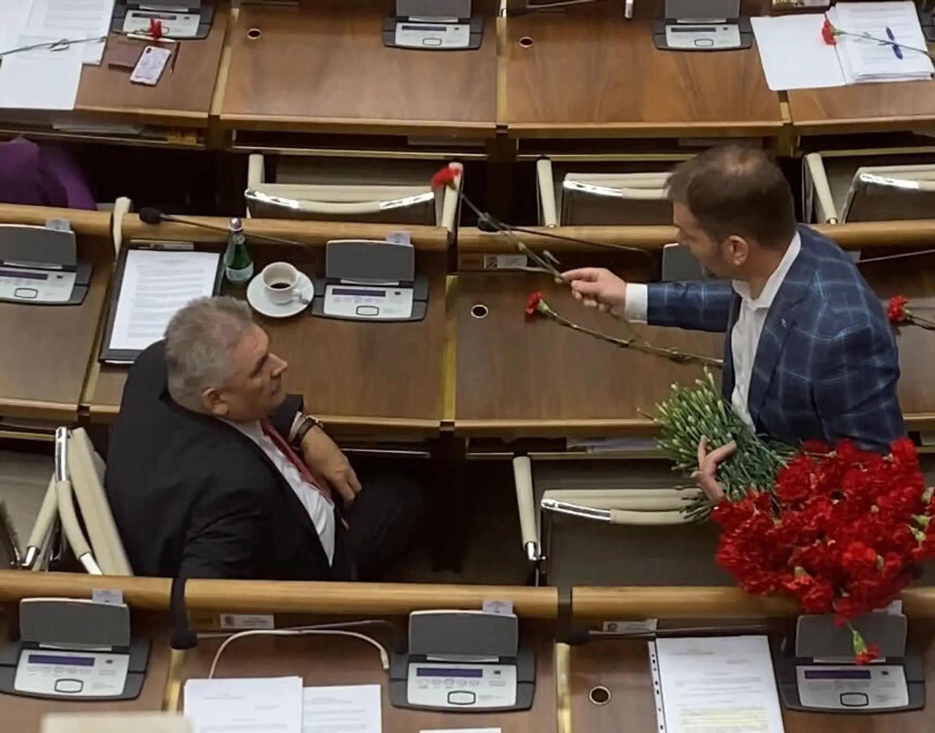 Igor Matovič rozdáva v parlamente karafiáty pred hlasovaním o jeho zákone „matky bez daní".