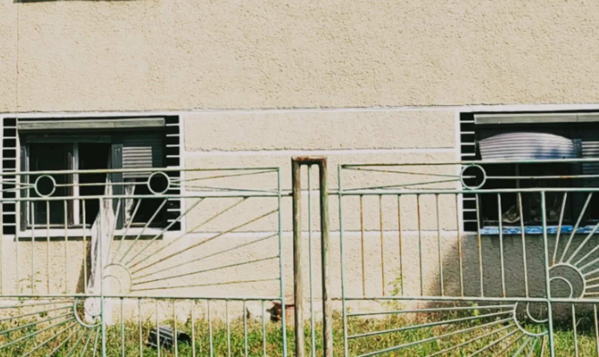Porozbíjané okná na dome v Brezne po výbuchu plynu.