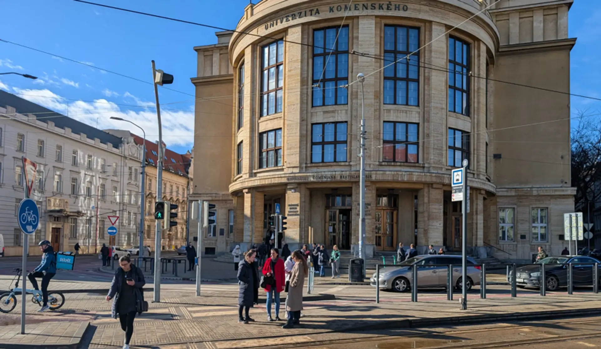 Študenti pred Univerzitou Komenského v Bratislave, ktorú evakuovali pre bombovú hrozbu.