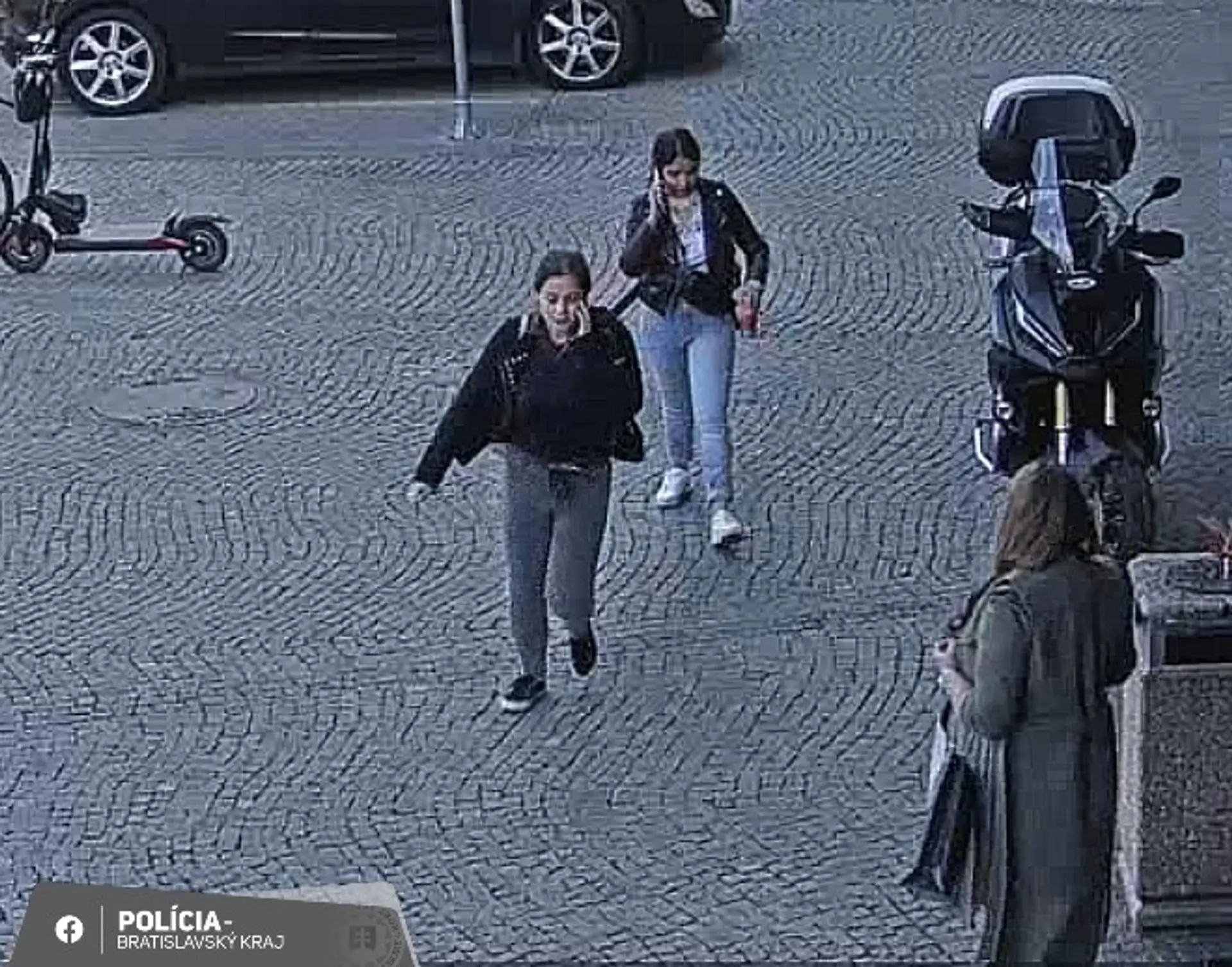 Na snímke dve podvodníčky, ktoré okradli seniorov.
