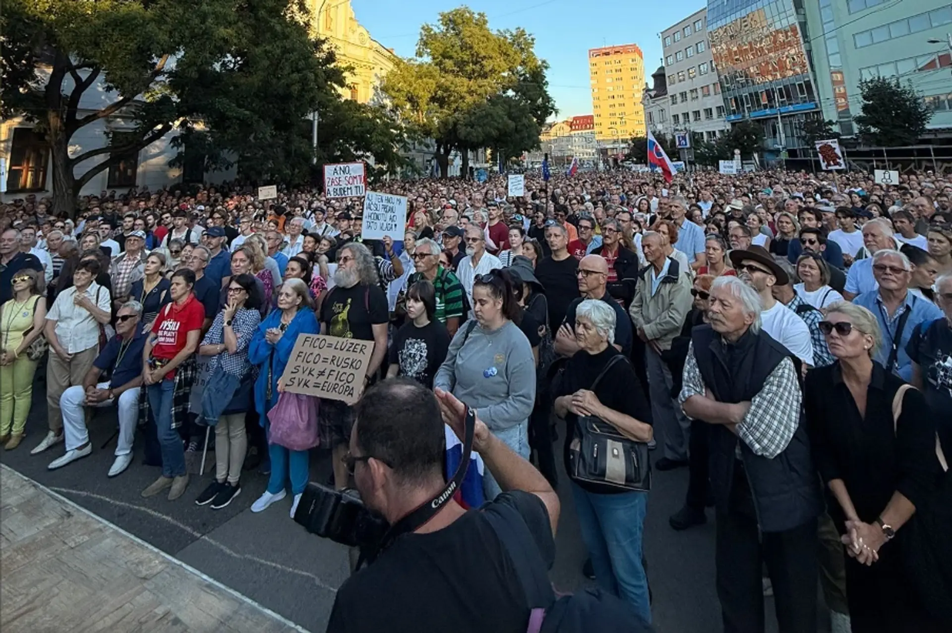 Na snímke ľudia, ktorí prišli na protest na Námestie SNP v Brtislave.