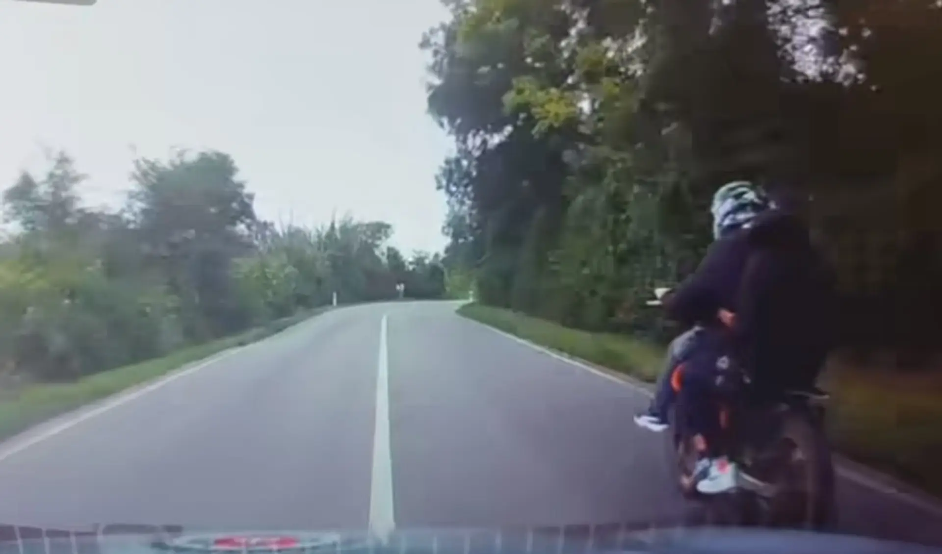 Traja na jednej motorke.