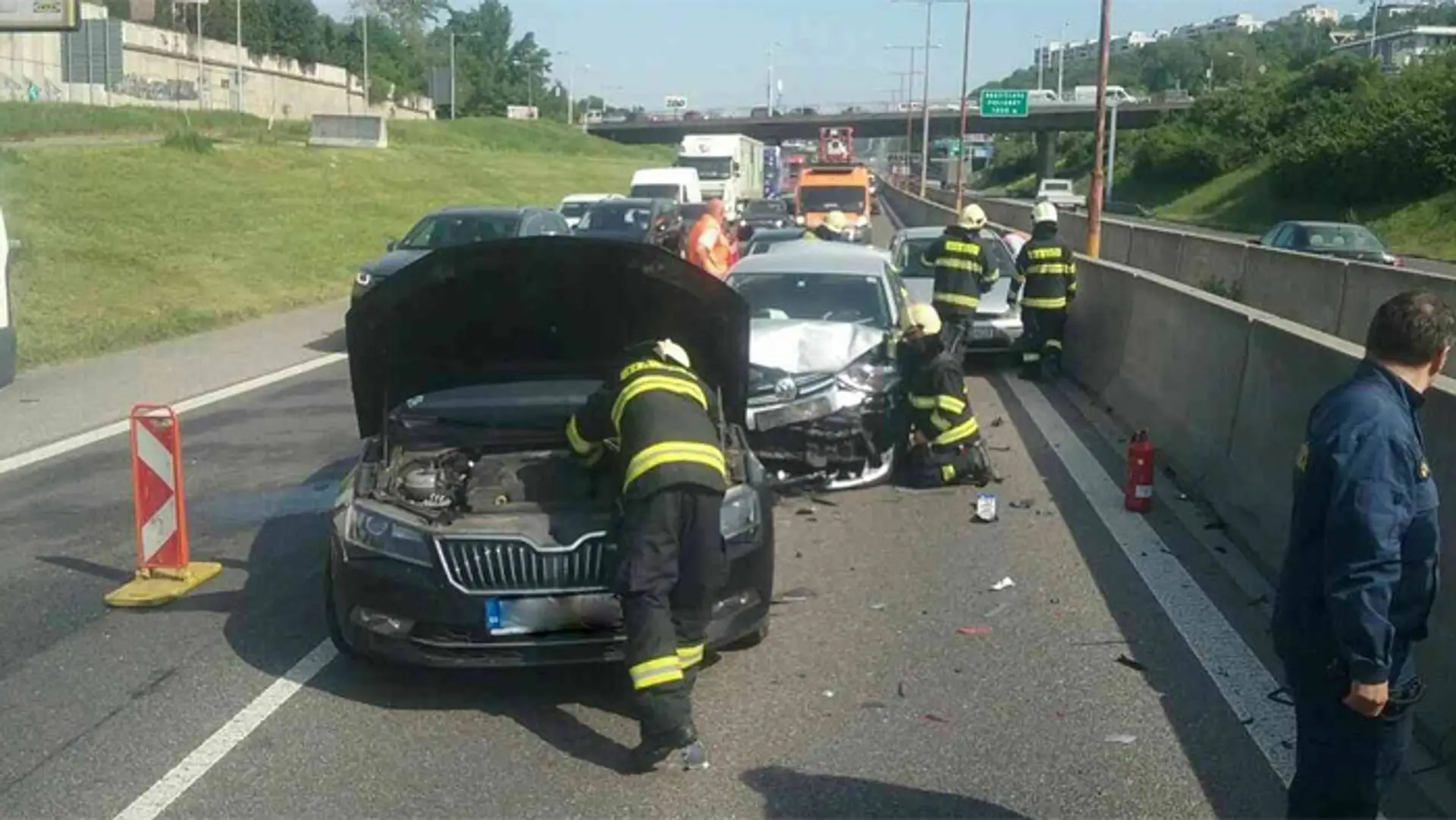 Hromadná nehoda za tunelom Sitina (archívna snímka)