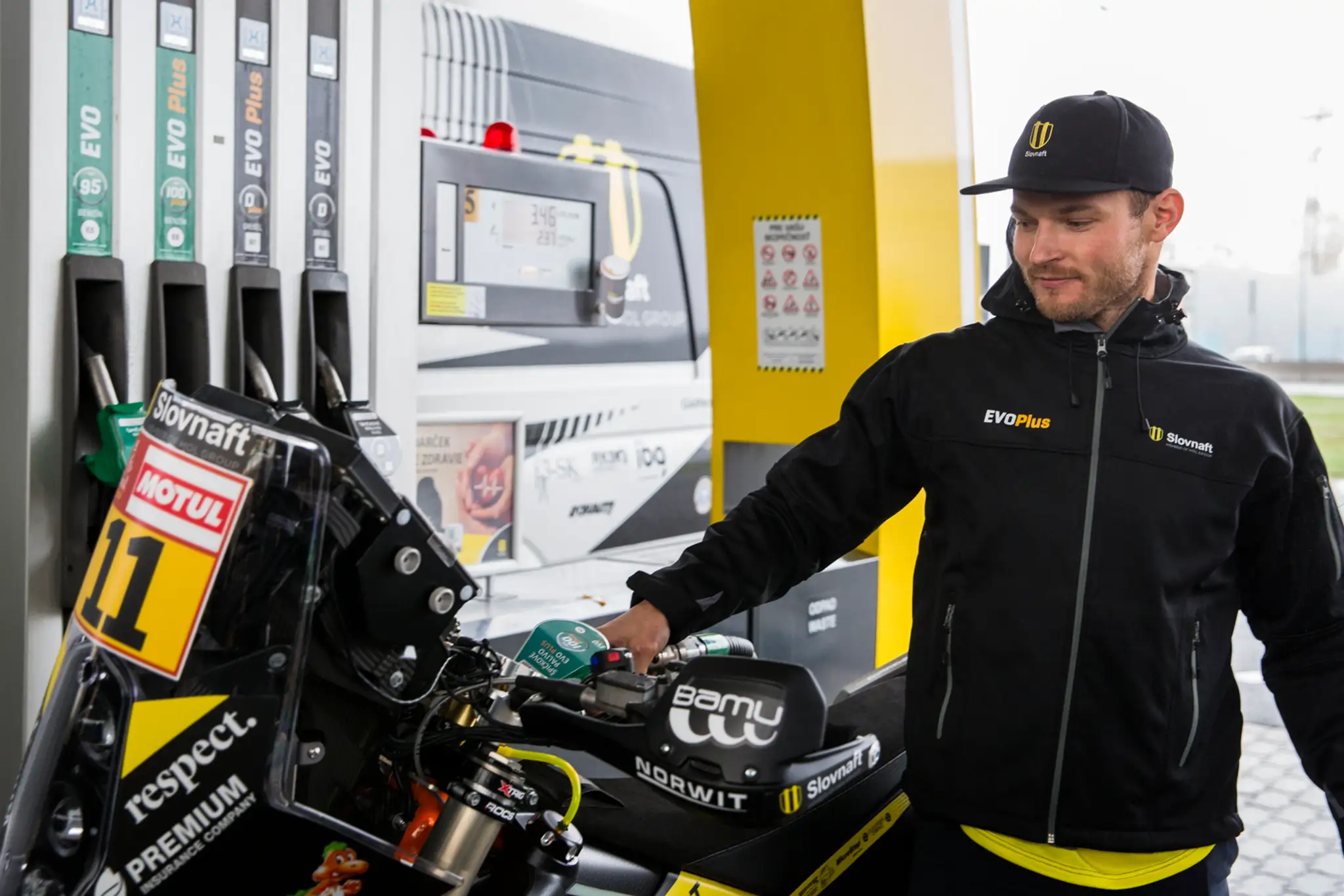 Motocyklový pretekár Štefan Svitko tankuje palivo do novej motorky pred nalodením motocykla do dejiska Rely Dakar 2019.