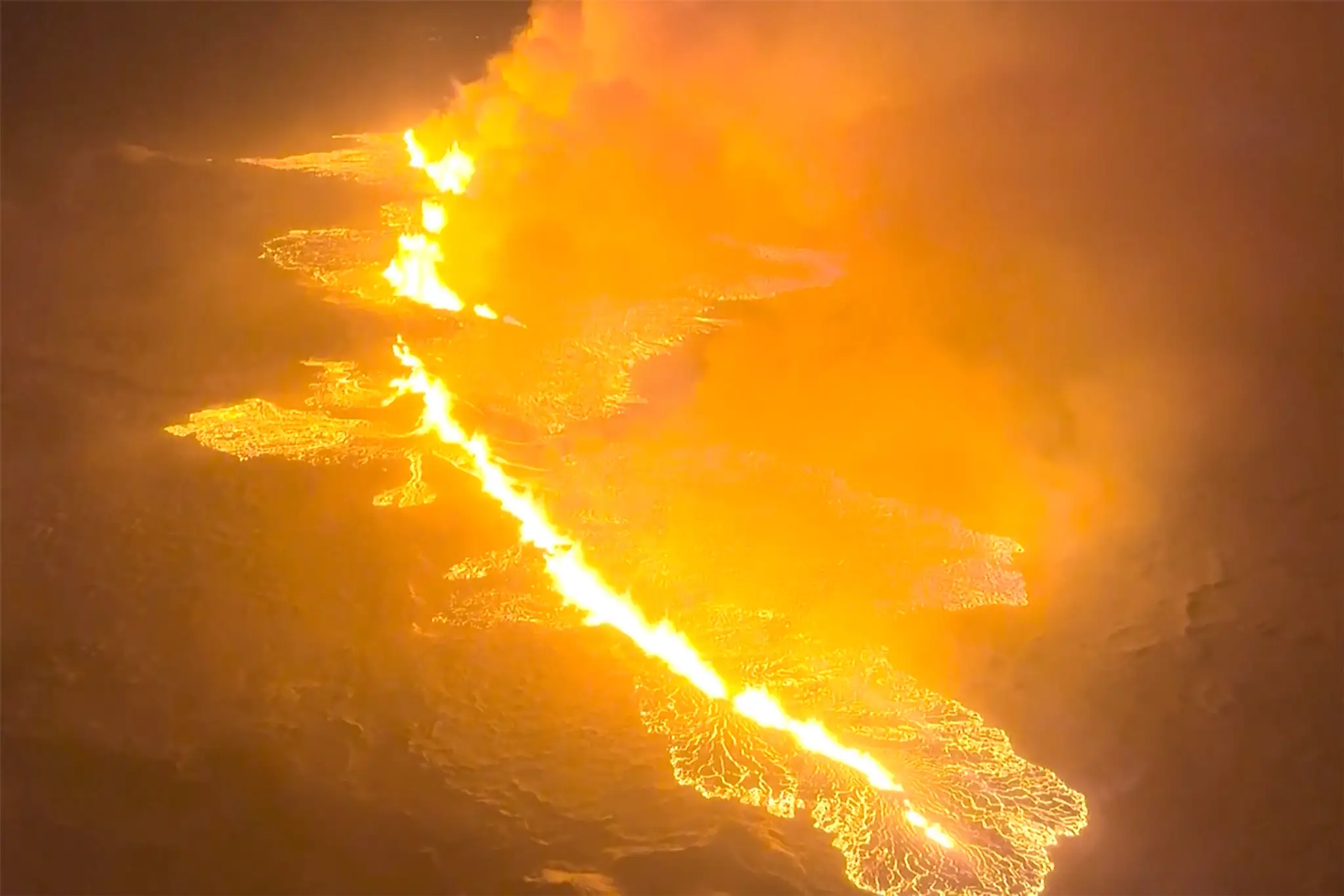Láva tečie po erupcii sopky, ku ktorej došlo na polostrove Reykjanes na juhozápade Islandu