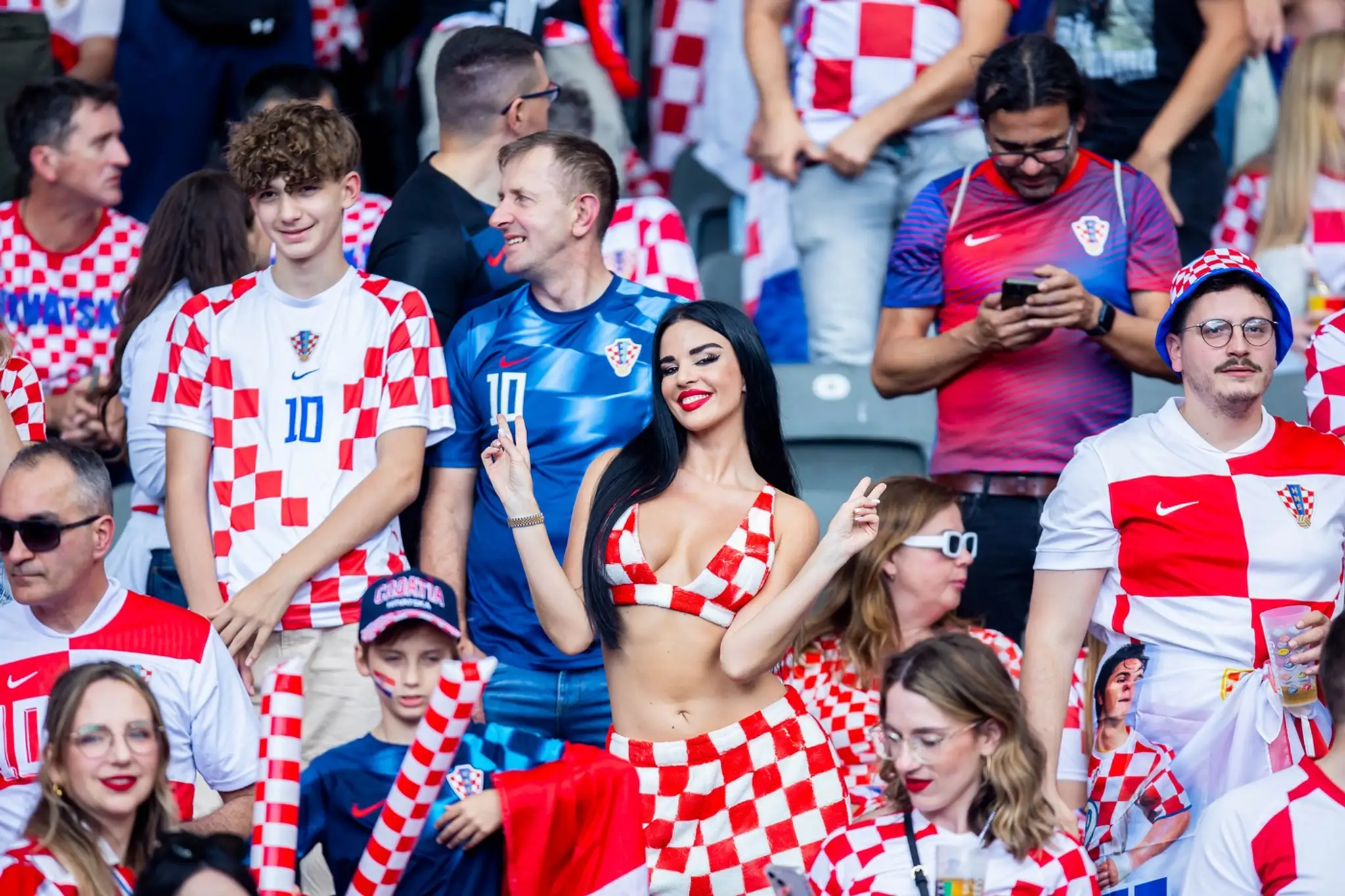 Ivana Knoll - najznámejšia fanúšička Chorvátska počas zápasu proti Španielsku.