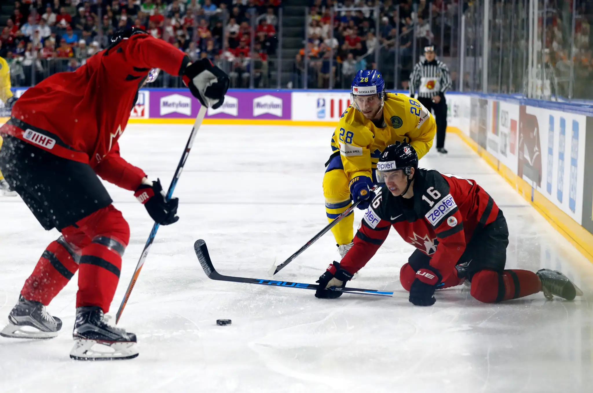 Elias Lindholm (Švédsko) v súboji o puk s Mitchom Marnerom.