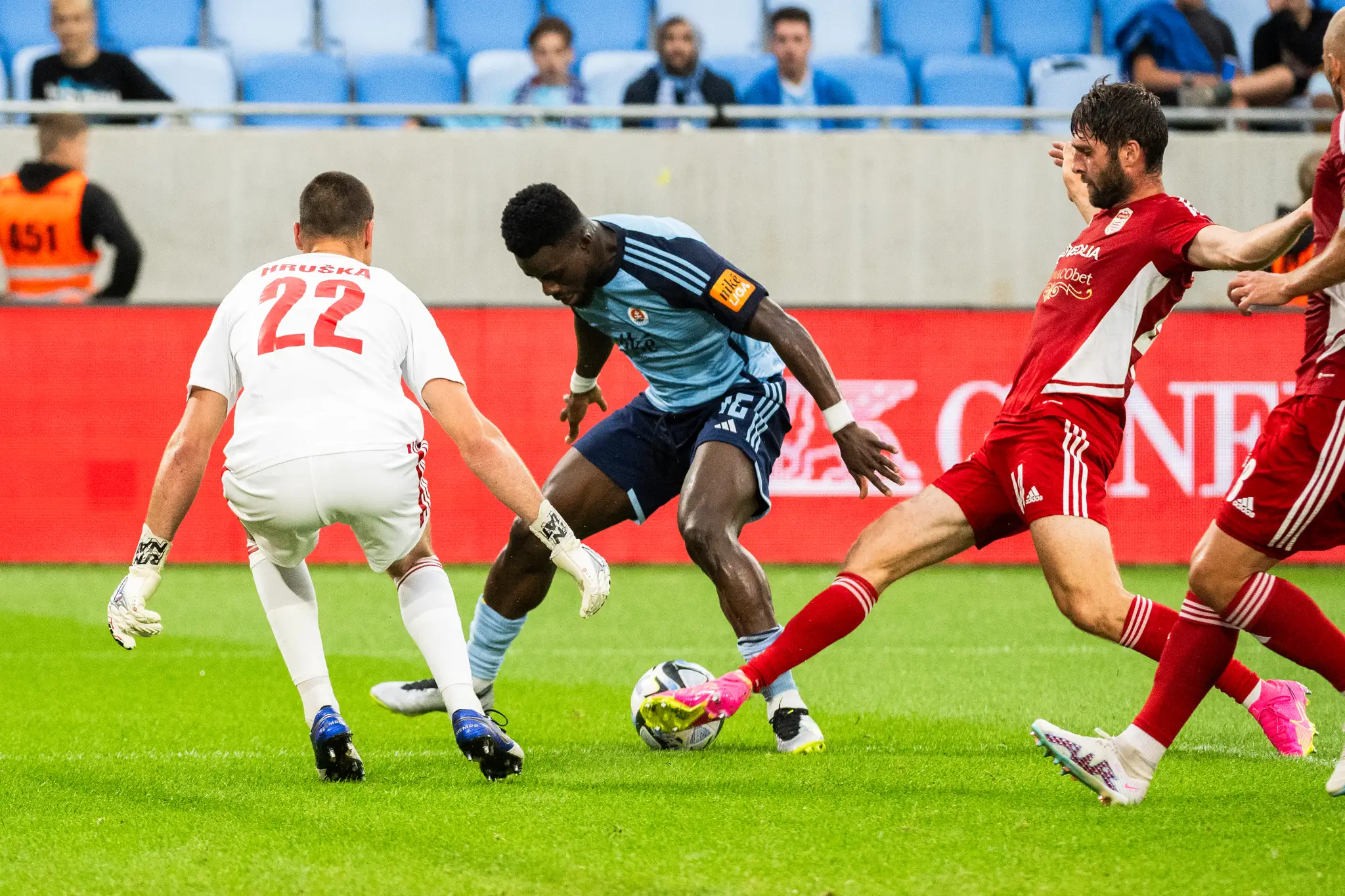 Zľava brankár Matúš Hruška (Banská Bystrica), Malik Abubakari (Slovan) a Timotej Záhumenský (Banská Bystrica) počas zápasu 2. kola Niké ligy.