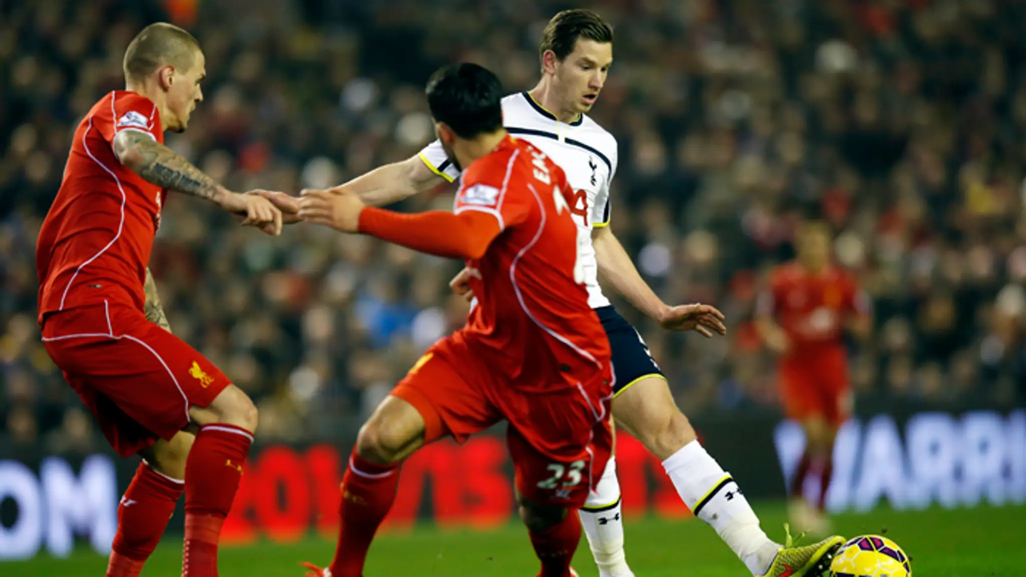 Vpravo hráč Tottenhamu Jan Vertonghen (vpravo) a hráči Liverpoolu Martin Škrtel a Emre Can.