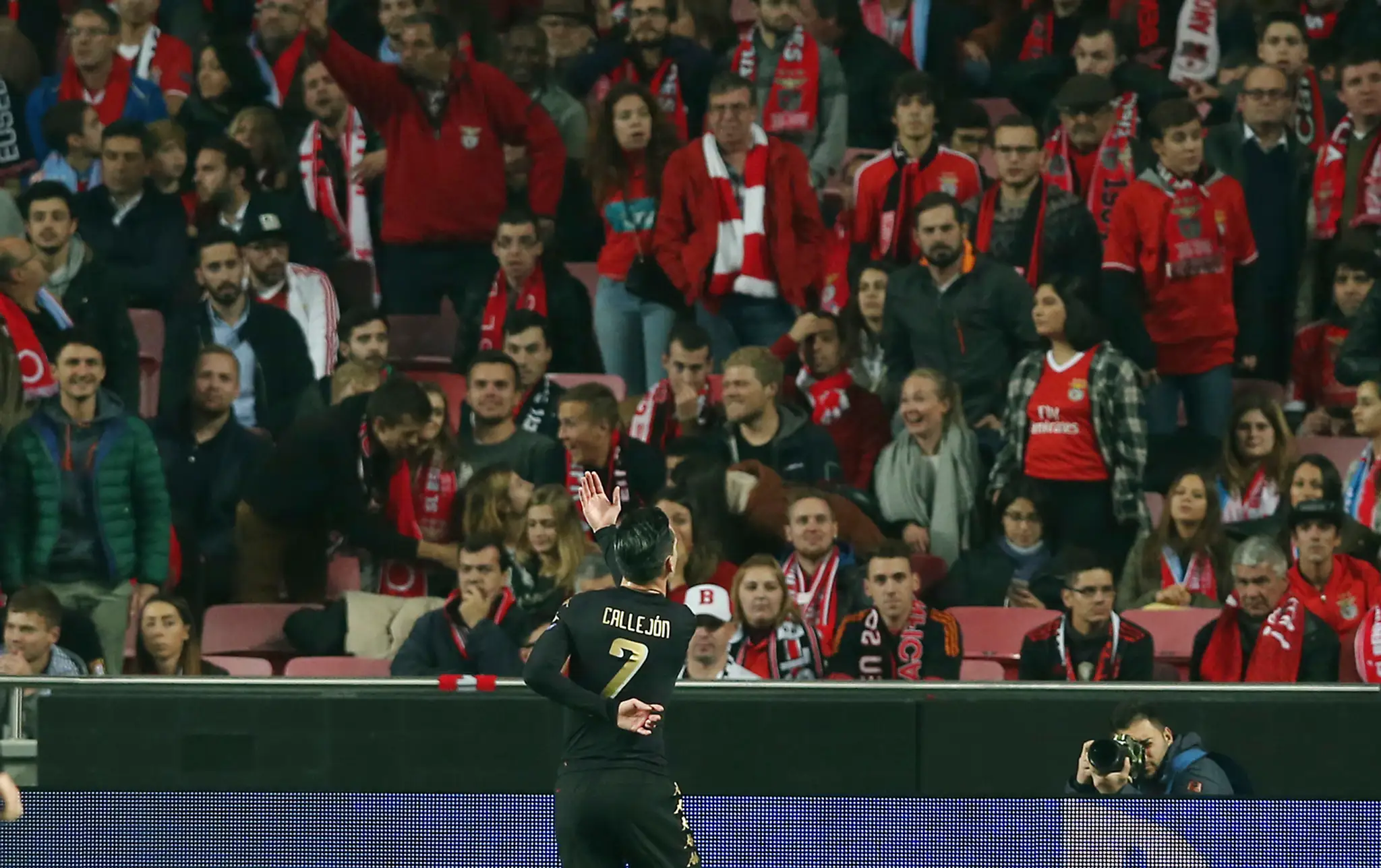 José Callejón z Neapola oslavuje gól v dueli LM pred očami fanúšikov Benficy Lisabon.