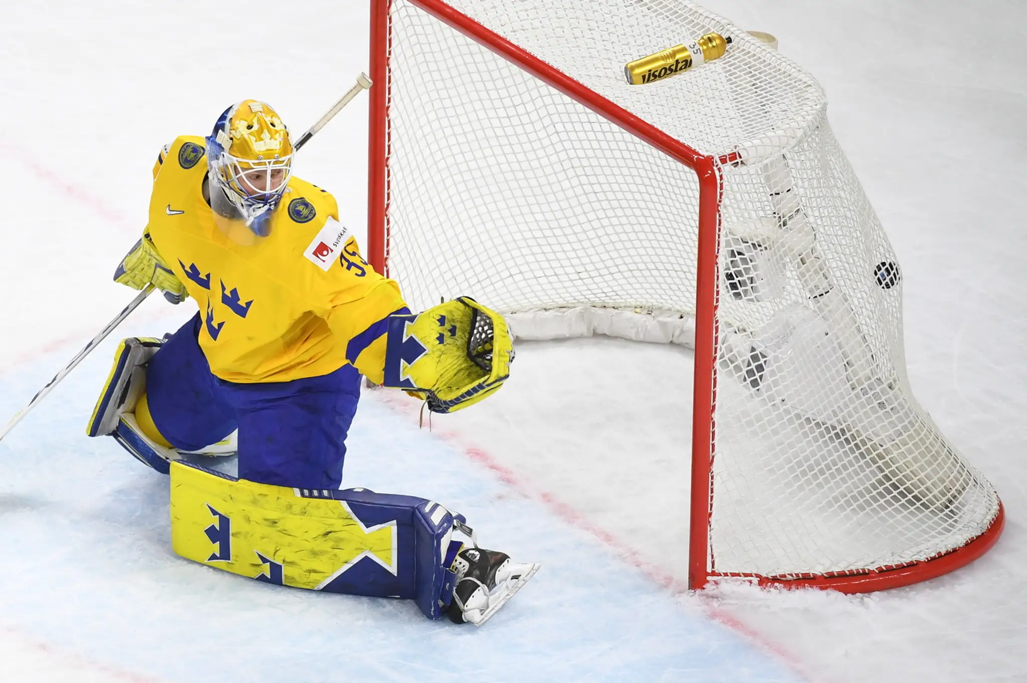 Magnus Hellberg dostáva gól po teči Tomáša Jurča.
