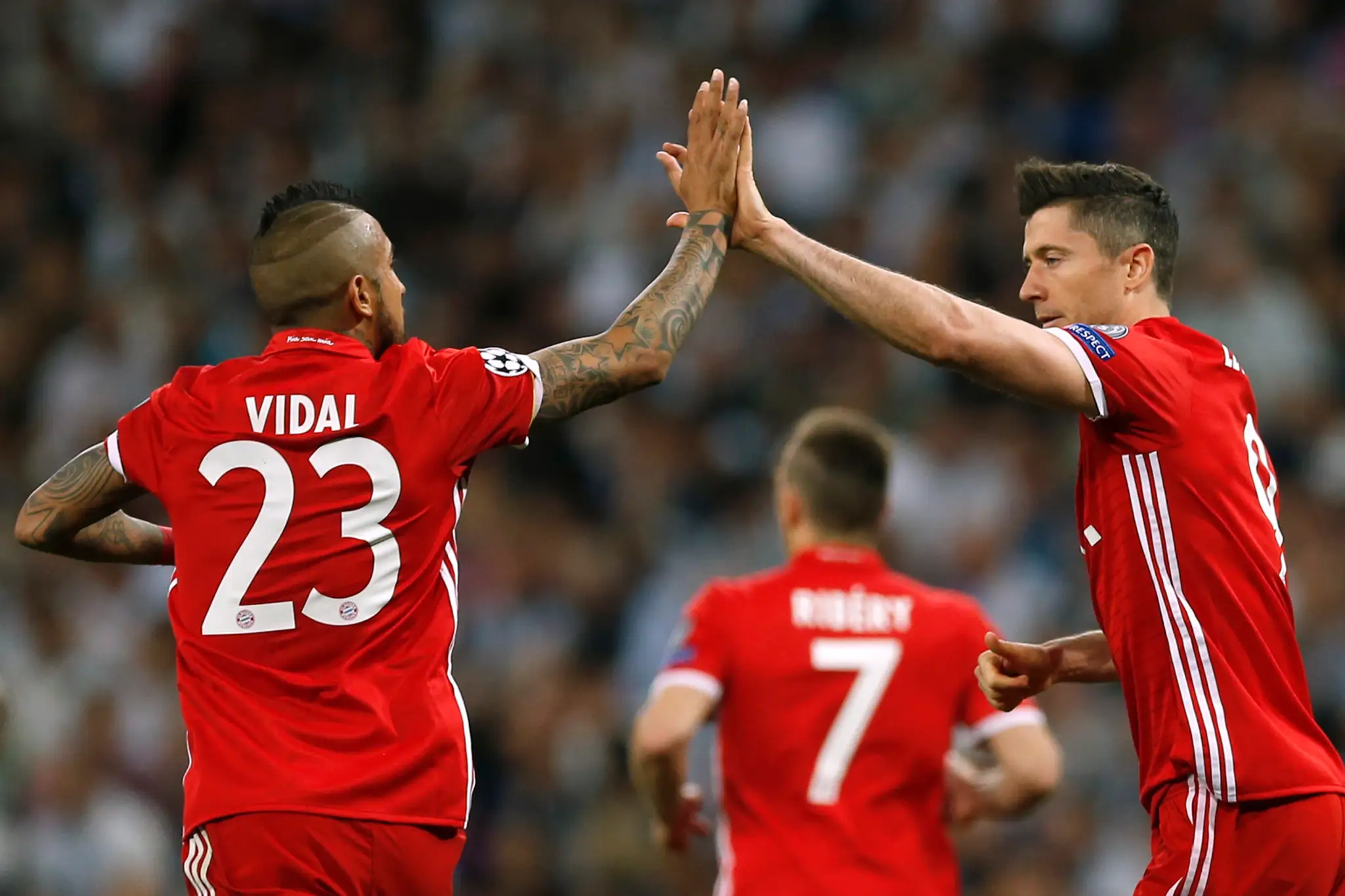 Arturo Vidal (vľavo) a Robert Lewandowski z Bayernu sa tešia z gólu v odvete štvrťfinále LM proti Realu Madrid.