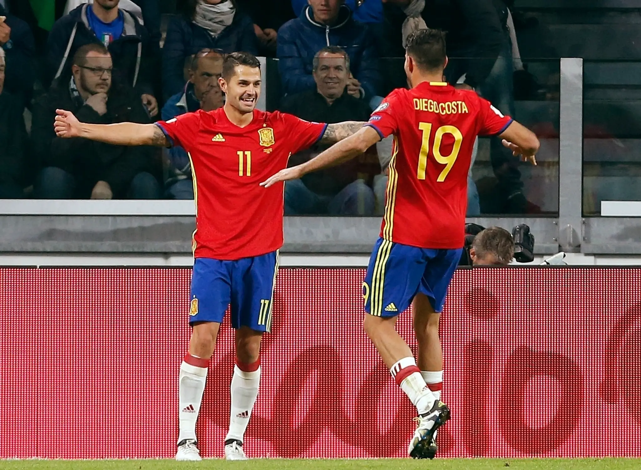 Vitolo (vľavo) zo Španielska sa raduje z gólu so spoluhráčom Diegom Costom v kvalifikácii MS 2018 v Taliansku.