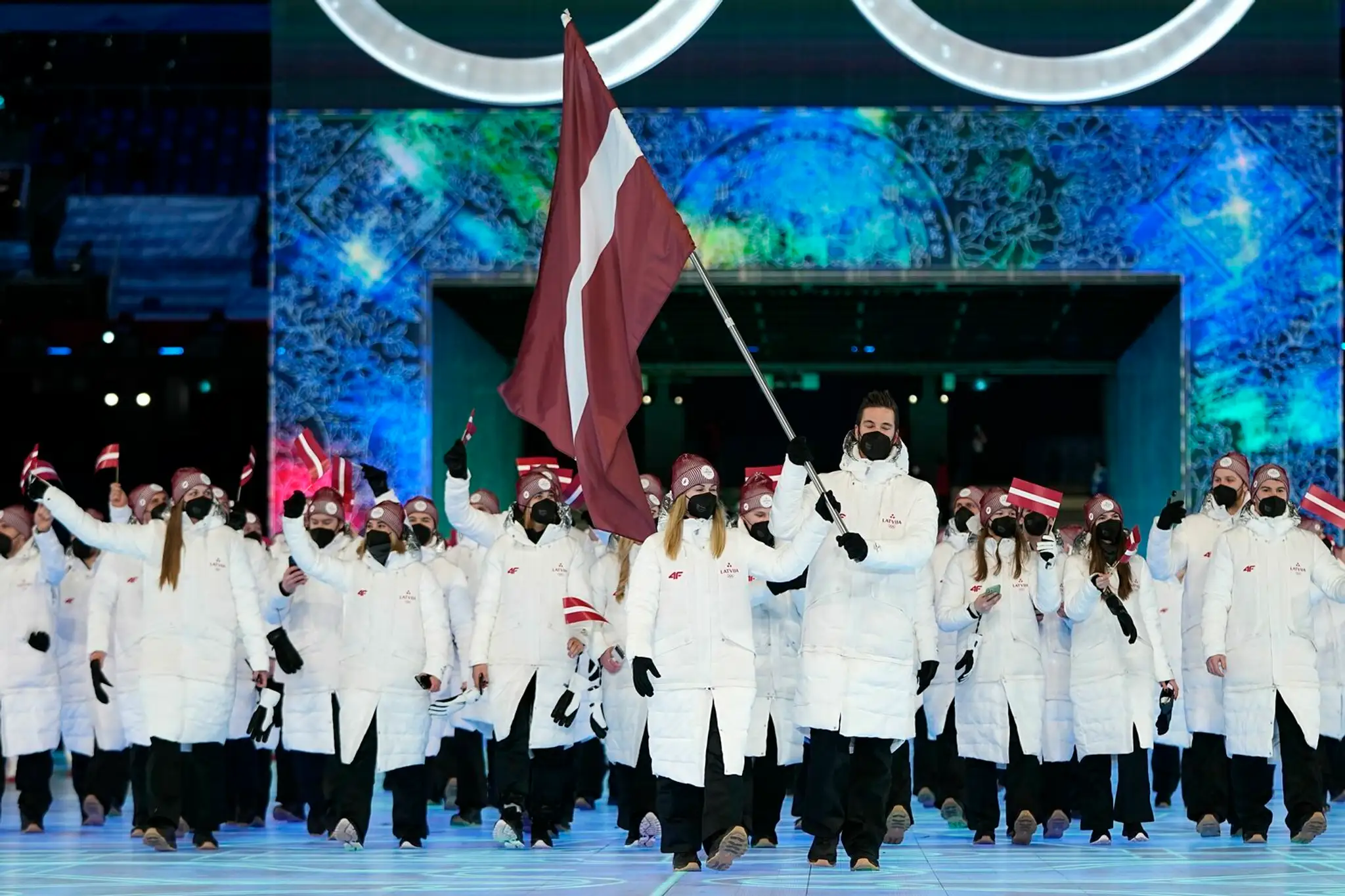 Lotyšská výprava na otváracom ceremoniáli ZOH 2022.
