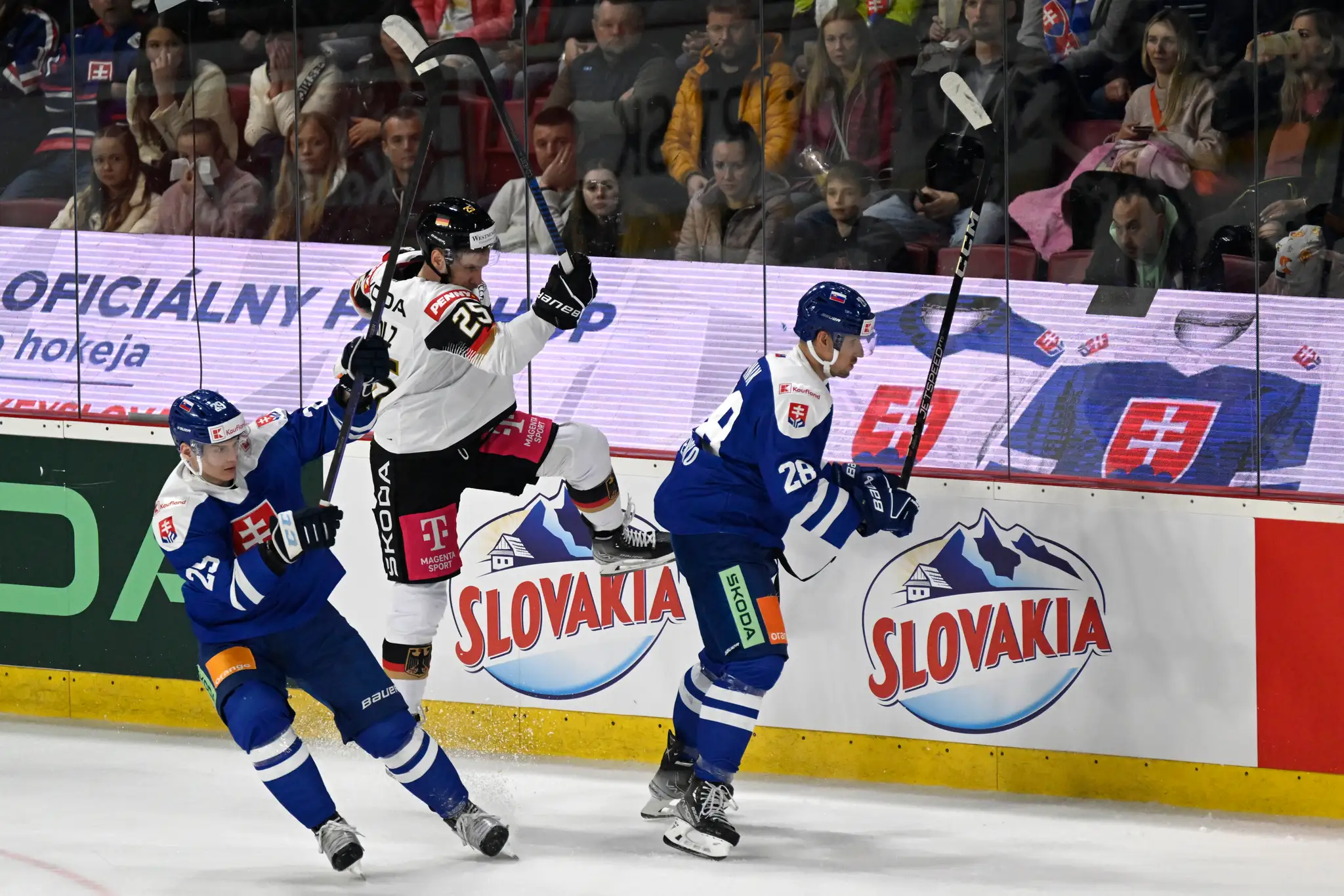 Na snímke zľava Michal Ivan (Slovensko), Daniel Schmoltz (Nemecko) a Richard Pánik (Slovensko).