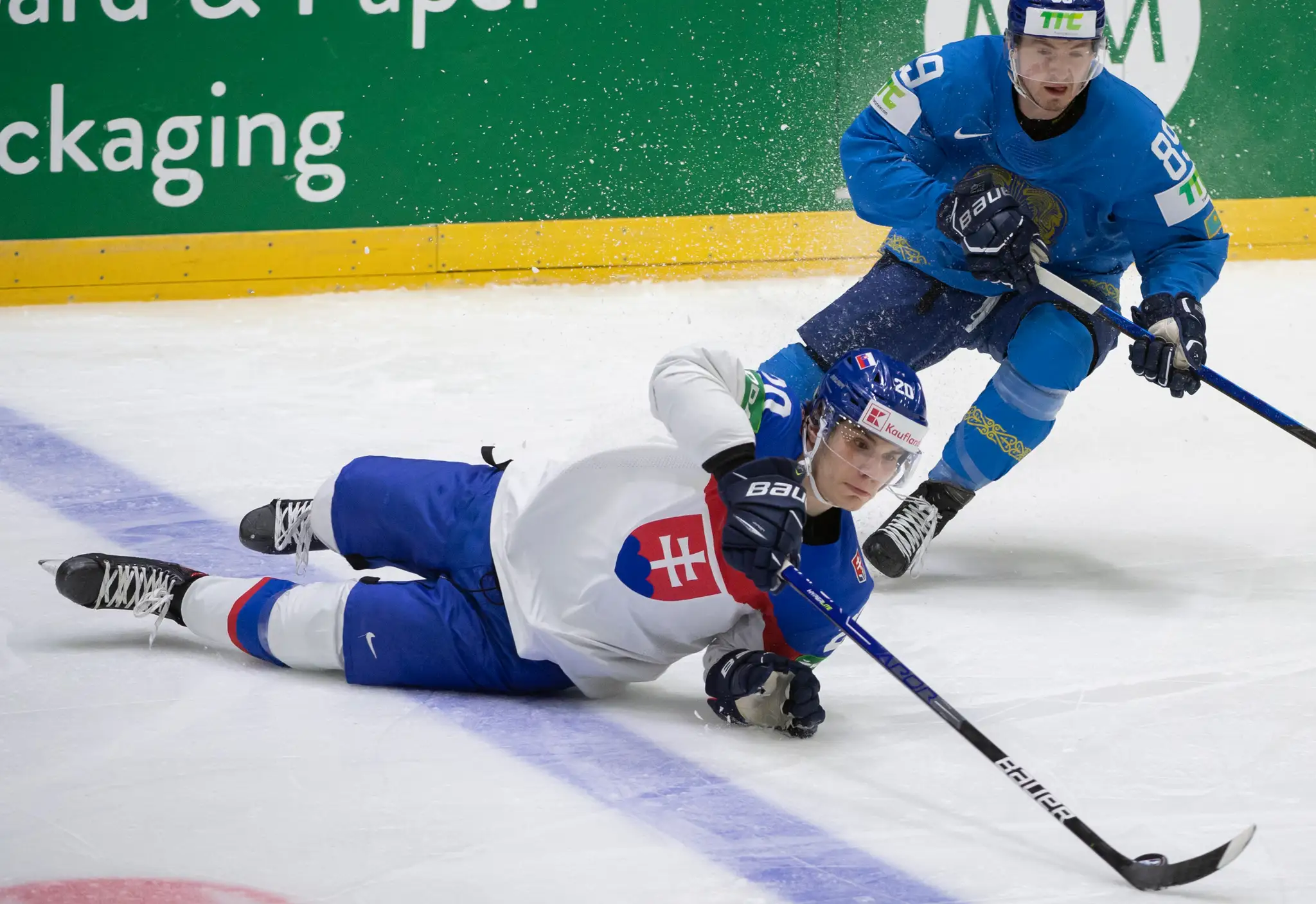 Na snímke zľava Juraj Slafkovský (Slovensko) a Anton Sagadejev (Kazachstan) v zápase MS 2022.