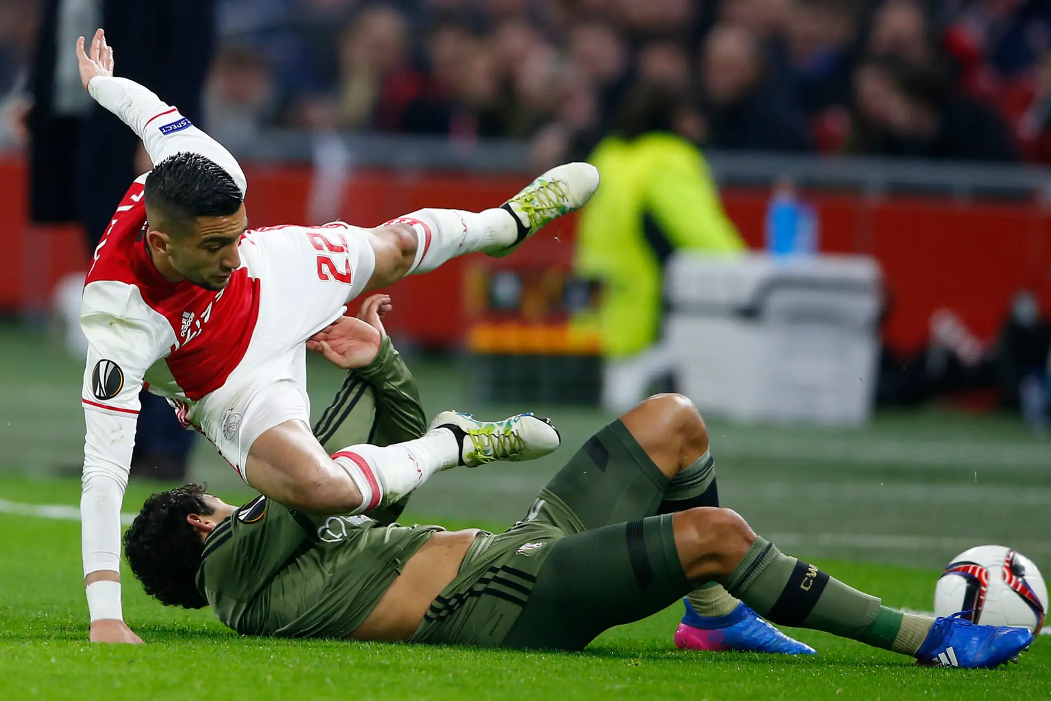 V ostrom sklze v šestnásťfinále EL Guilherme (dole) z Legie a Hakim Ziyech z Ajaxu.
