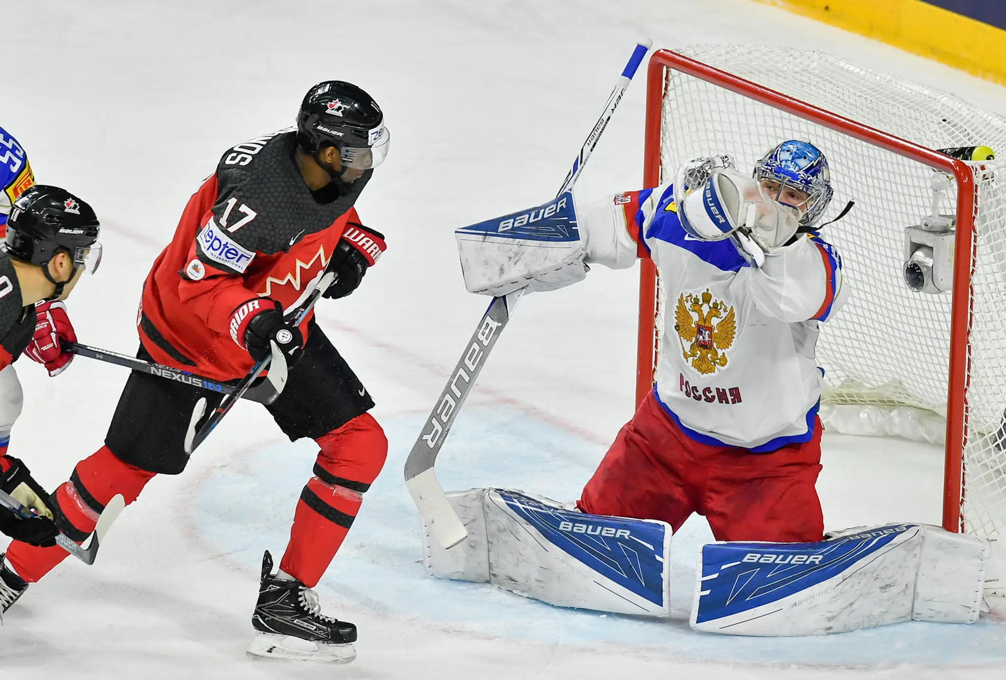 Wayne Simmonds (vľavo) z Kanady útočí pred ruským brankárom Andrijom Vasilevskim v semifinále MS 2017.