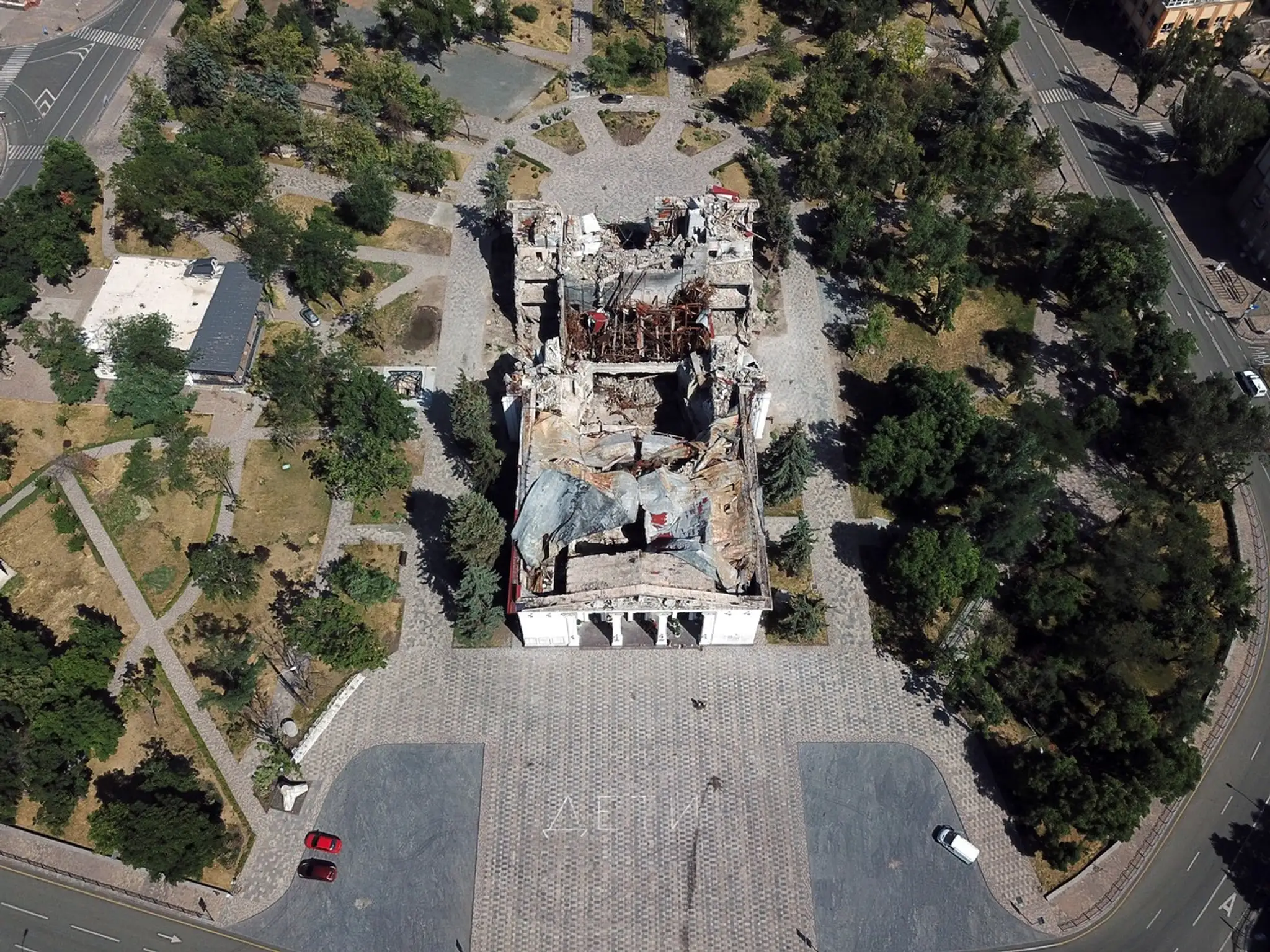 Zničená budova divadla v Mariupole po ruskom raketovom útoku.