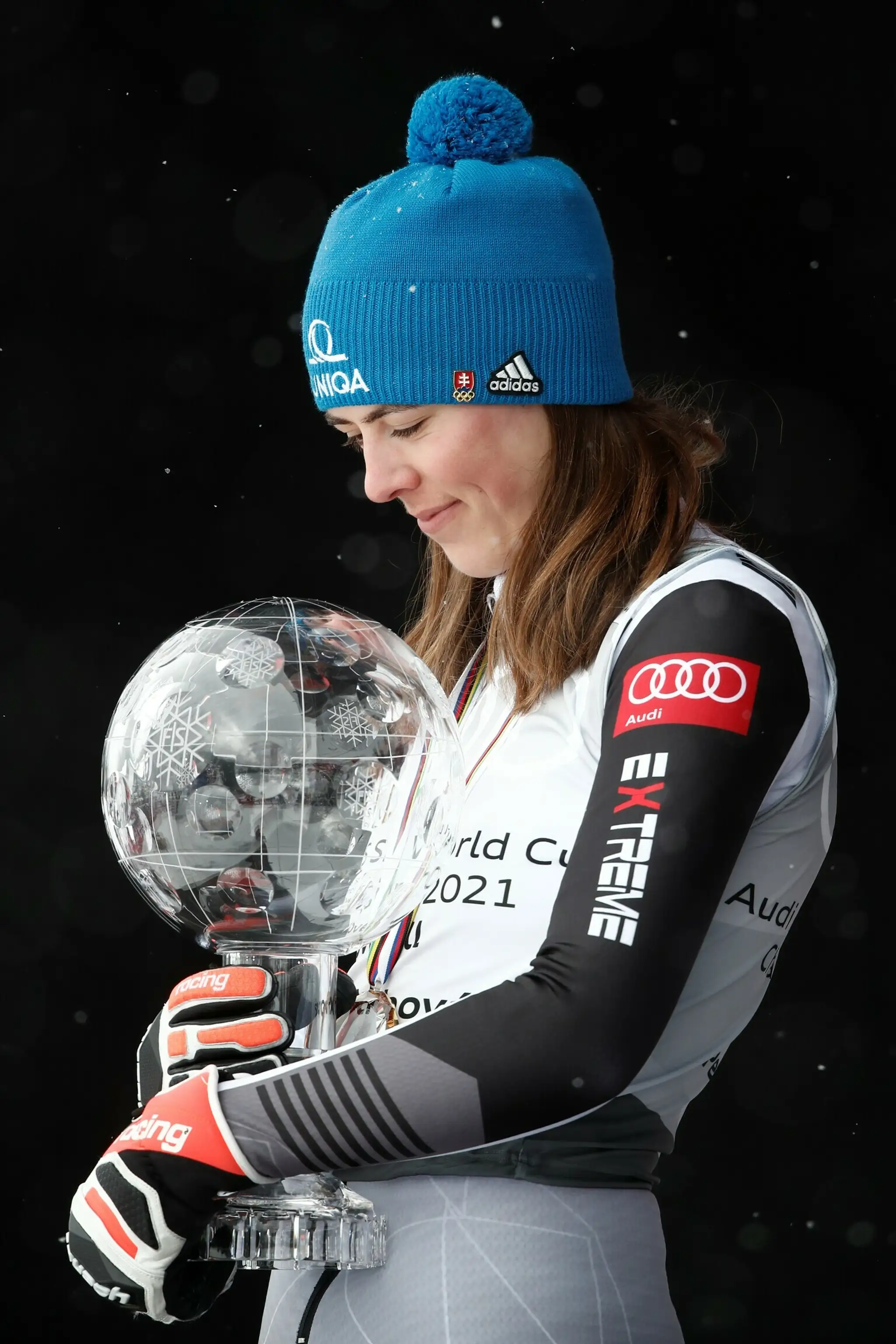 Petra Vlhová a veľký kryštáľový glóbus.