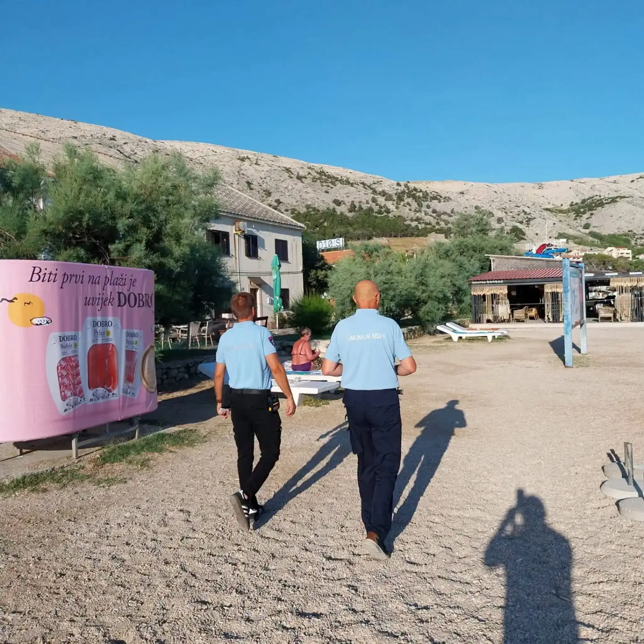 Z verejných priestranstiev odpratávajú uteráky, ležadlá a iné veci, ktoré si tam turisti nechávajú