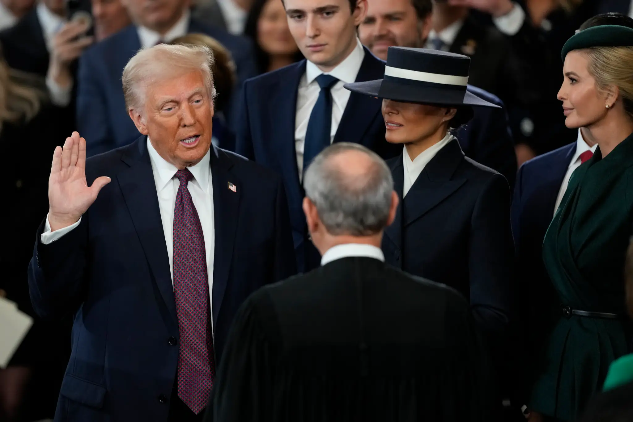 Americký prezident Donald Trump skladá prísahu do rúk predsedu Najvyššieho súdu USA Johna Robertsa