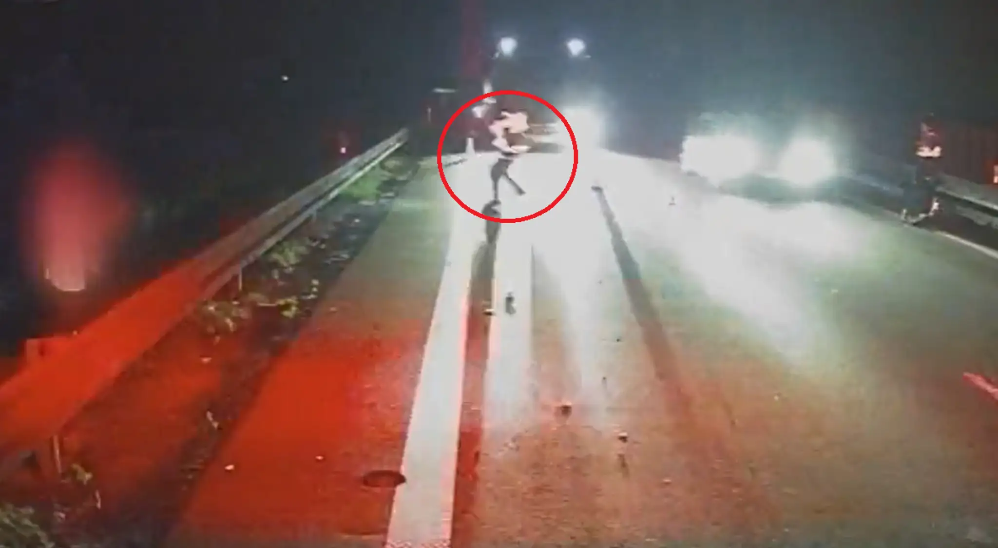 Českého policajta skoro na diaľnici zmietol autobus