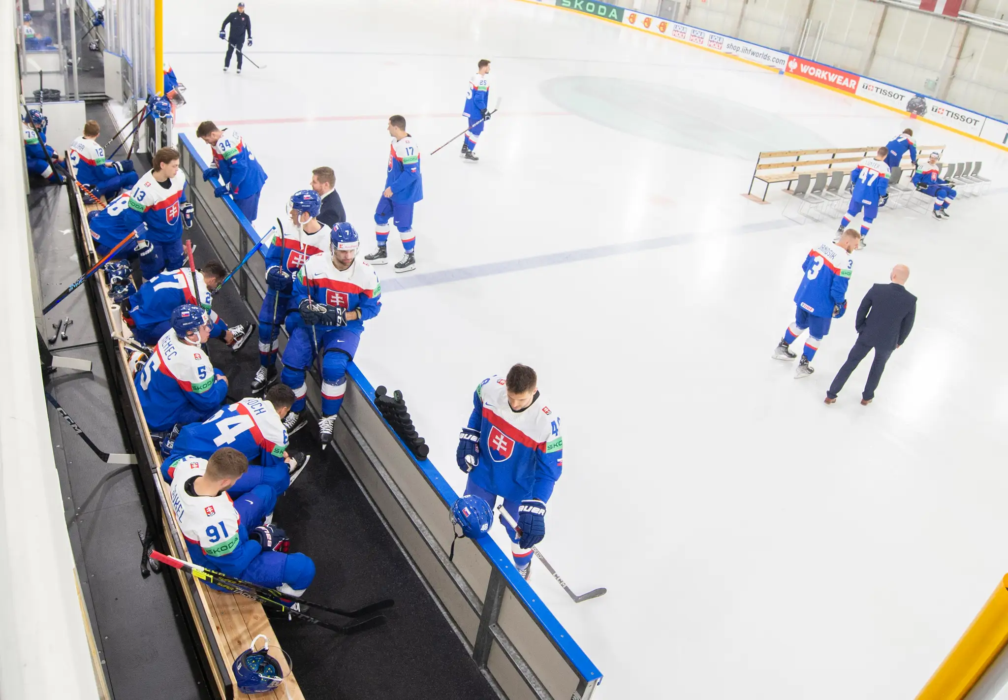 Slovenskí hokejoví reprezentanti prichádzajú na spoločné tímové fotenie na MS 2023.