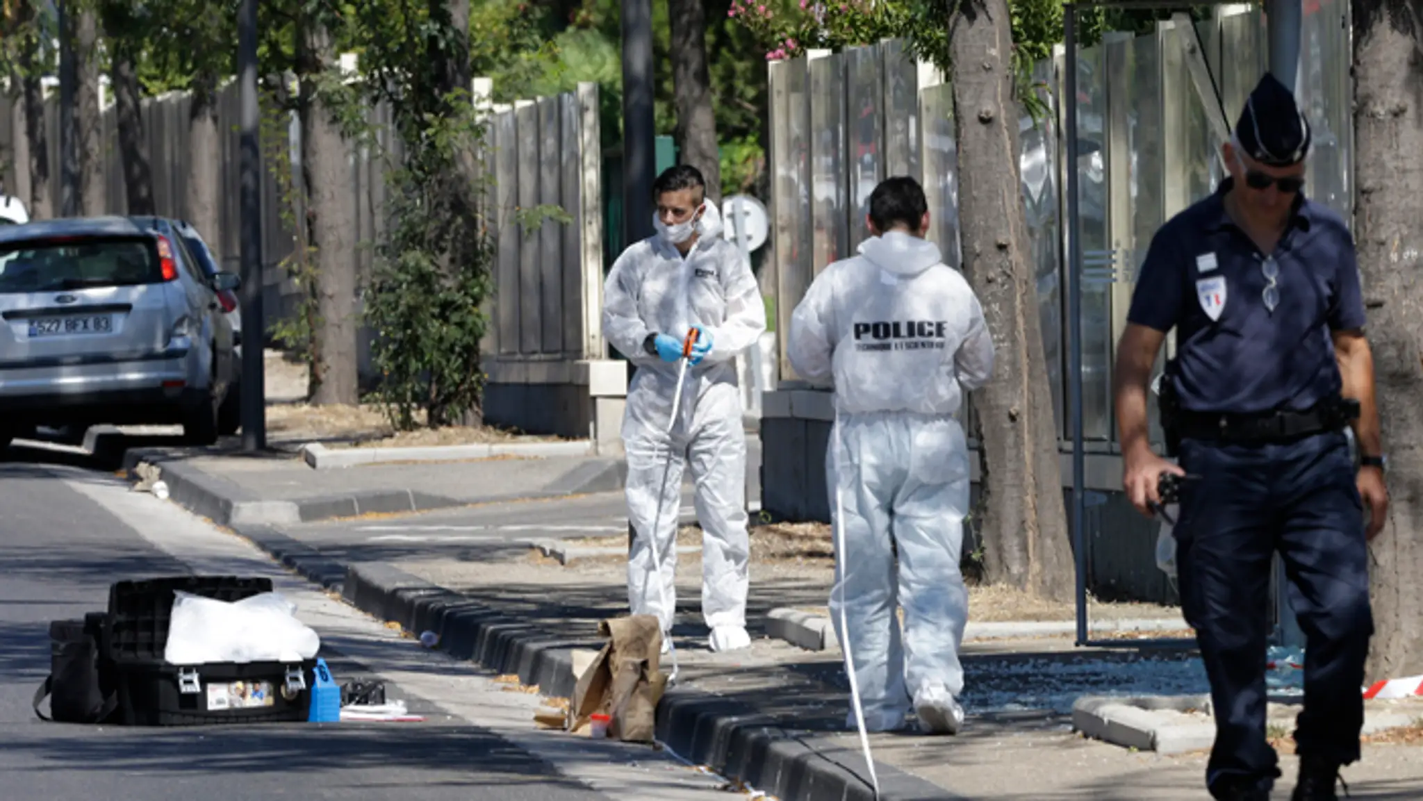 Policajti zaisťujú stopy po útoku na zastávky v Marseille.
