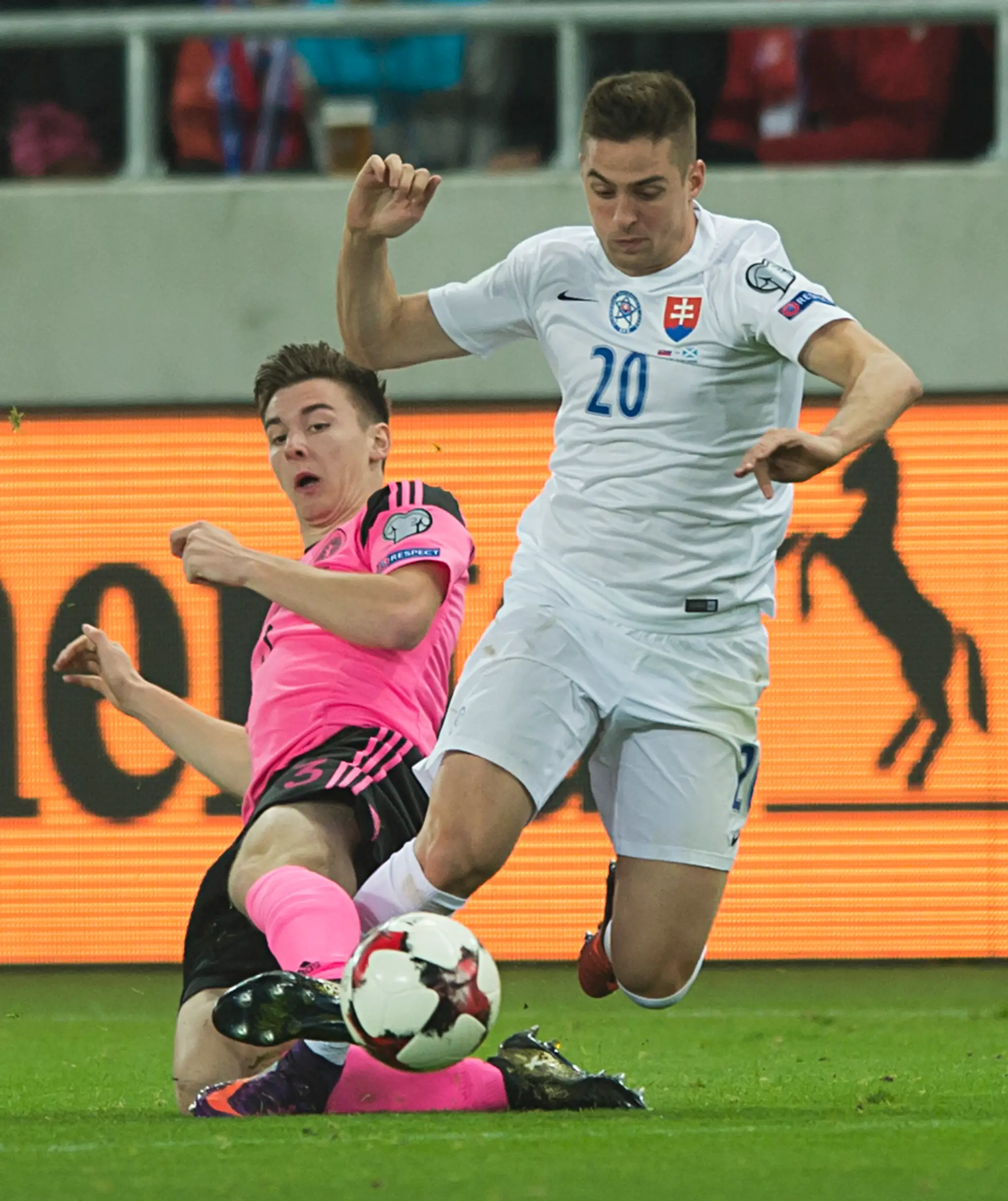 Vpravo náš Róbert Mak proti mladučkému bekovi Škótska Kieranovi Terneyovi v kvalifikácii MS 2018.