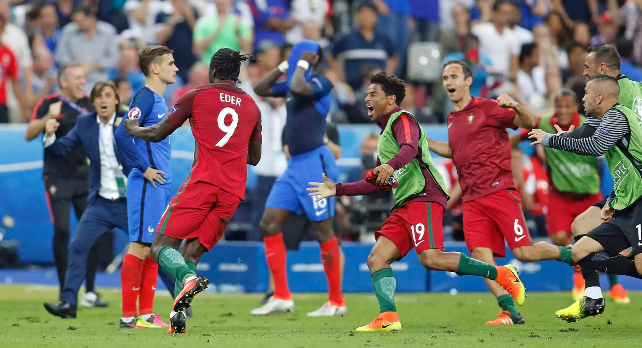 Portugalčan Éder (v červenom) jasá po góle v predĺžení vo finále ME proti Francúzsku.