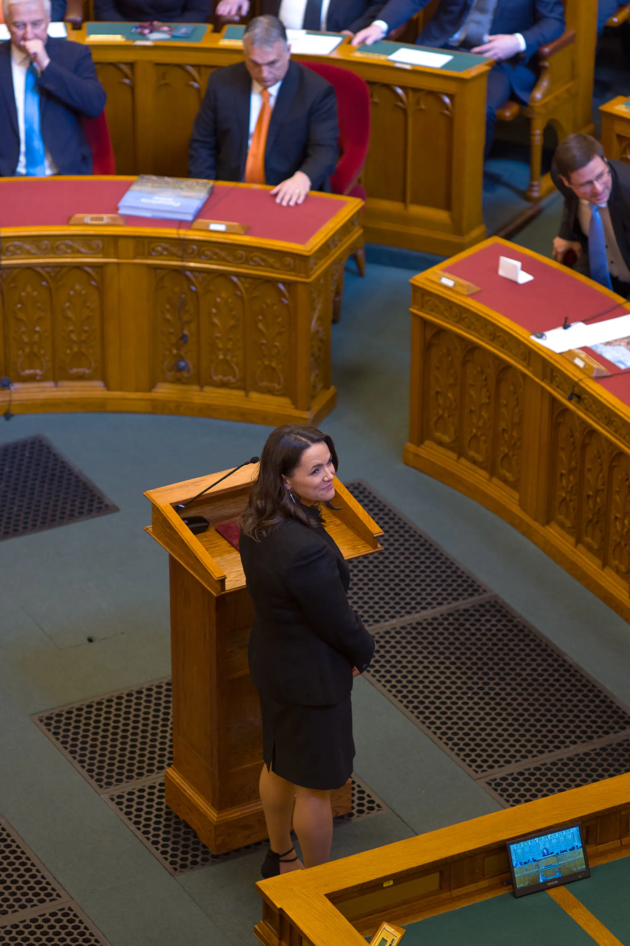 Nová maďarská prezidentka Katalin Nováková sa usmieva po zložení prísahy v parlamente.
