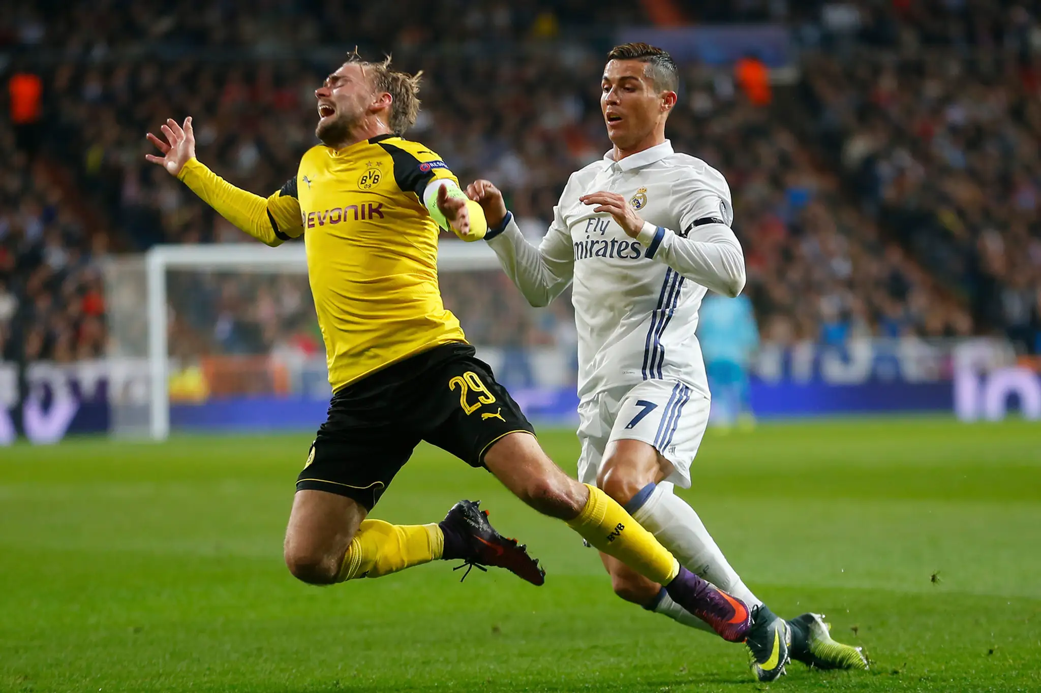 Cristiano Ronaldo (vpravo) atakuje kapitána Borussie Dortmund Marcela Schmelzera v dueli LM.