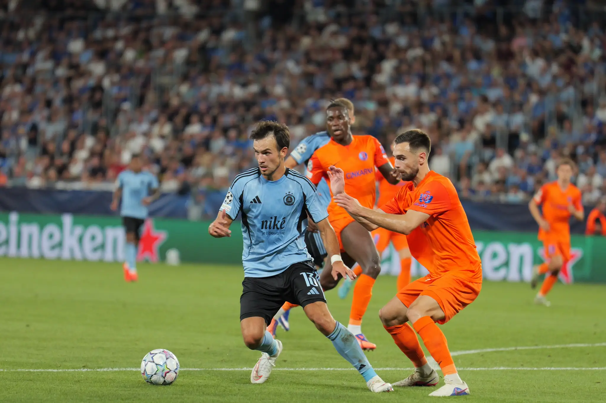 Na snímke zľava Roman Čerepkai (Slovan) a Darko Hrka (Celje).