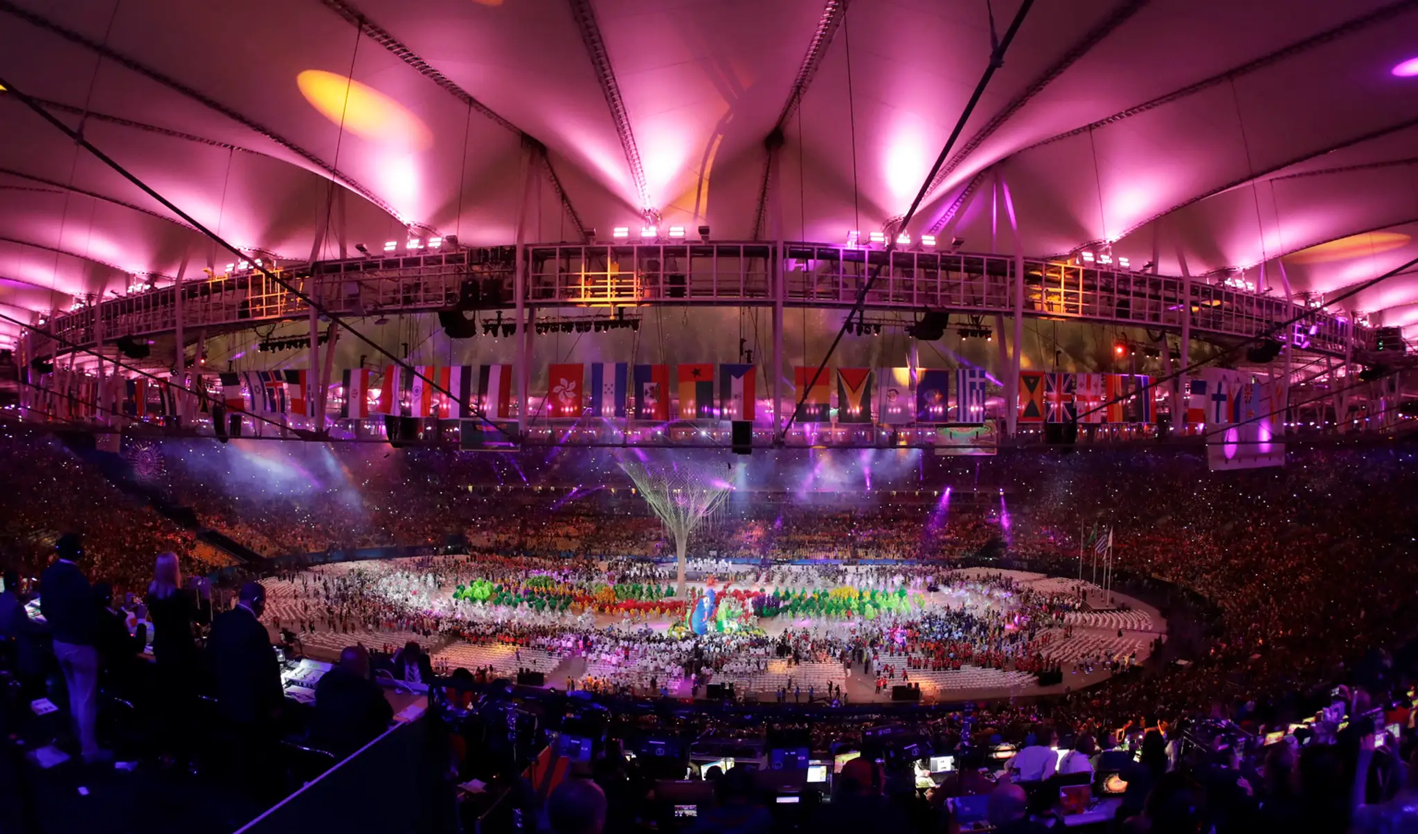 Svetelná šou počas záverečného ceremoniálu LOH v Riu.