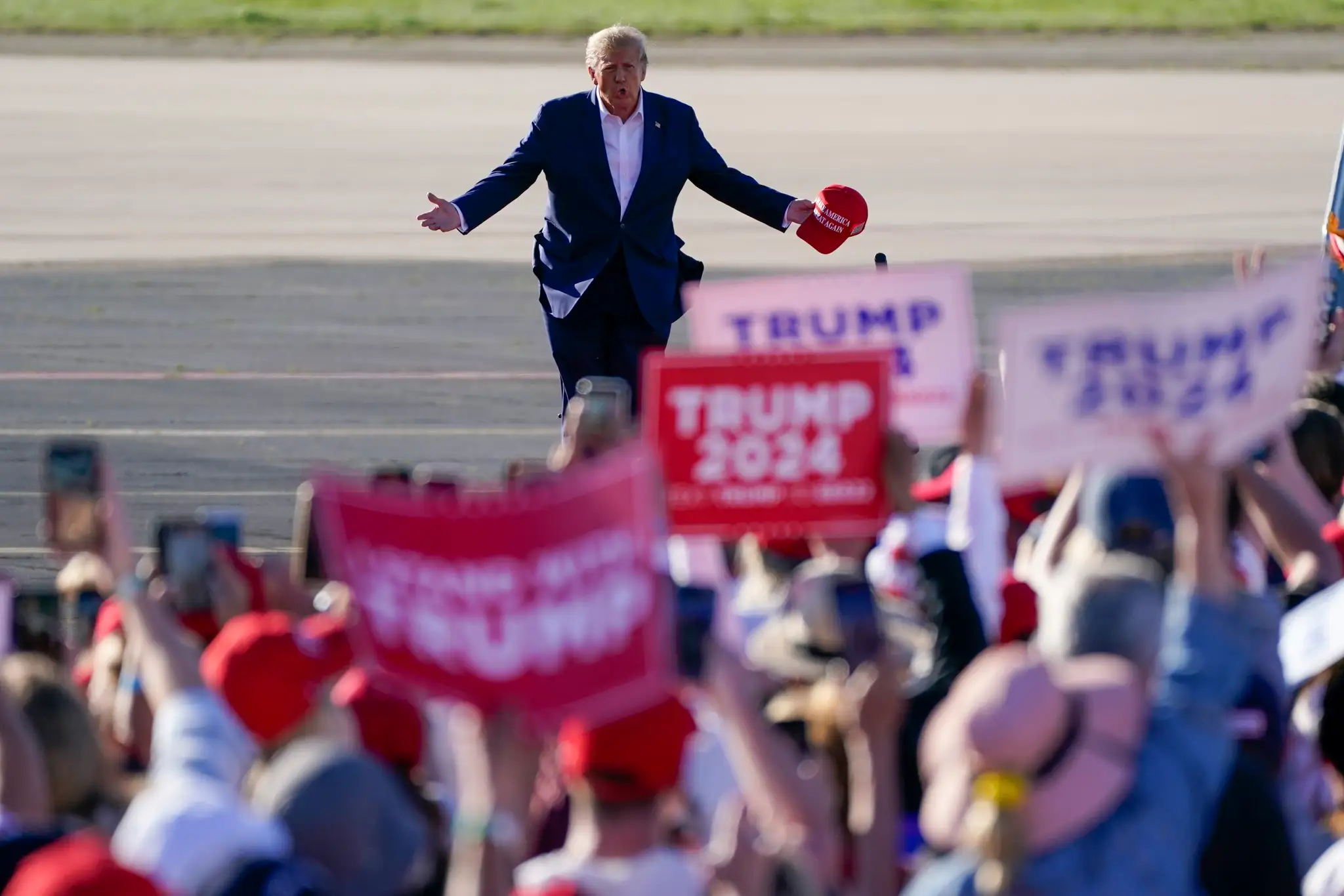 Donald Trump počas svojej prvej kampane pred prezidentskými voľbami 2024.