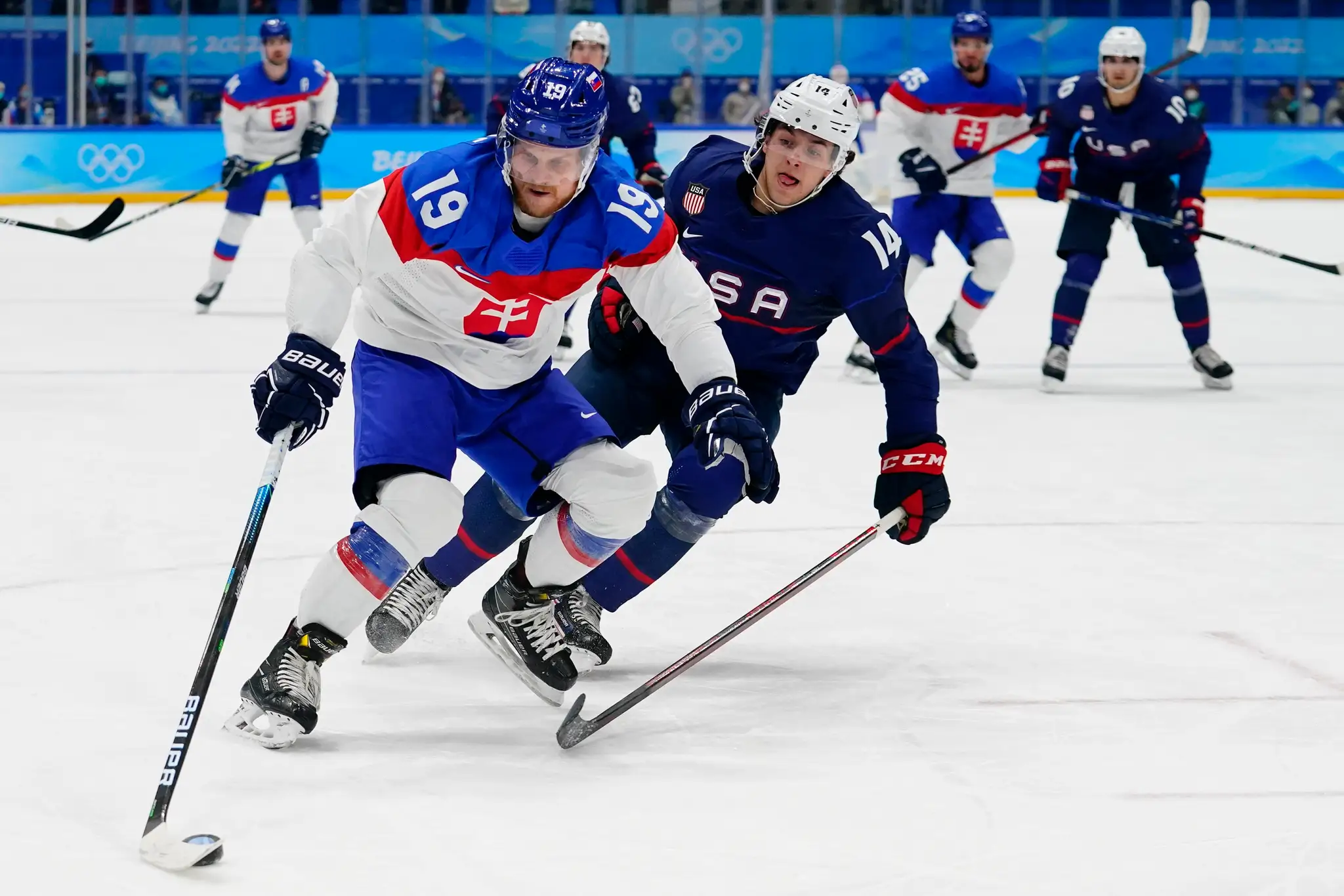 Zľava Michal Krištof a Američan Brock Faber vo štvrťfinále ZOH 2022.