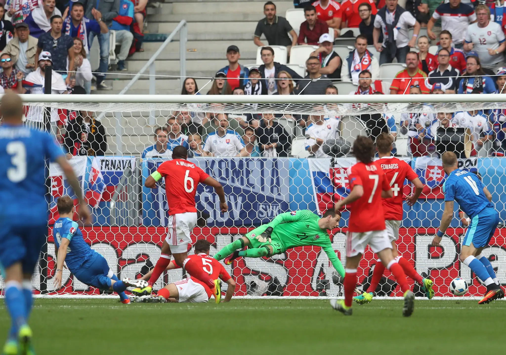 Ondrej Duda vyrovnáva v dueli proti Walesu na 1:1.