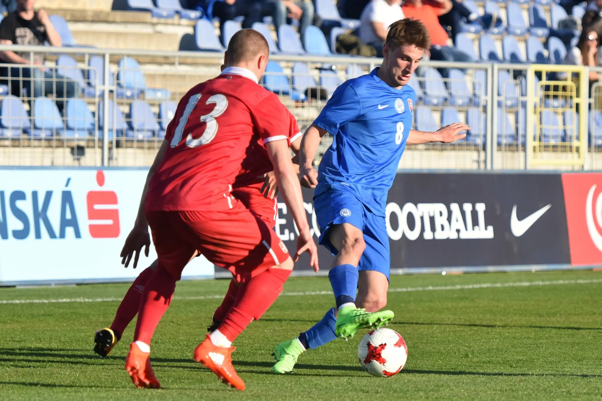 Na snímke vpravo hráč Slovenska Martin Chrien a hráč Srbska Nikola Antič v prípravnom zápase Slovensko U21 - Srbsko U21.