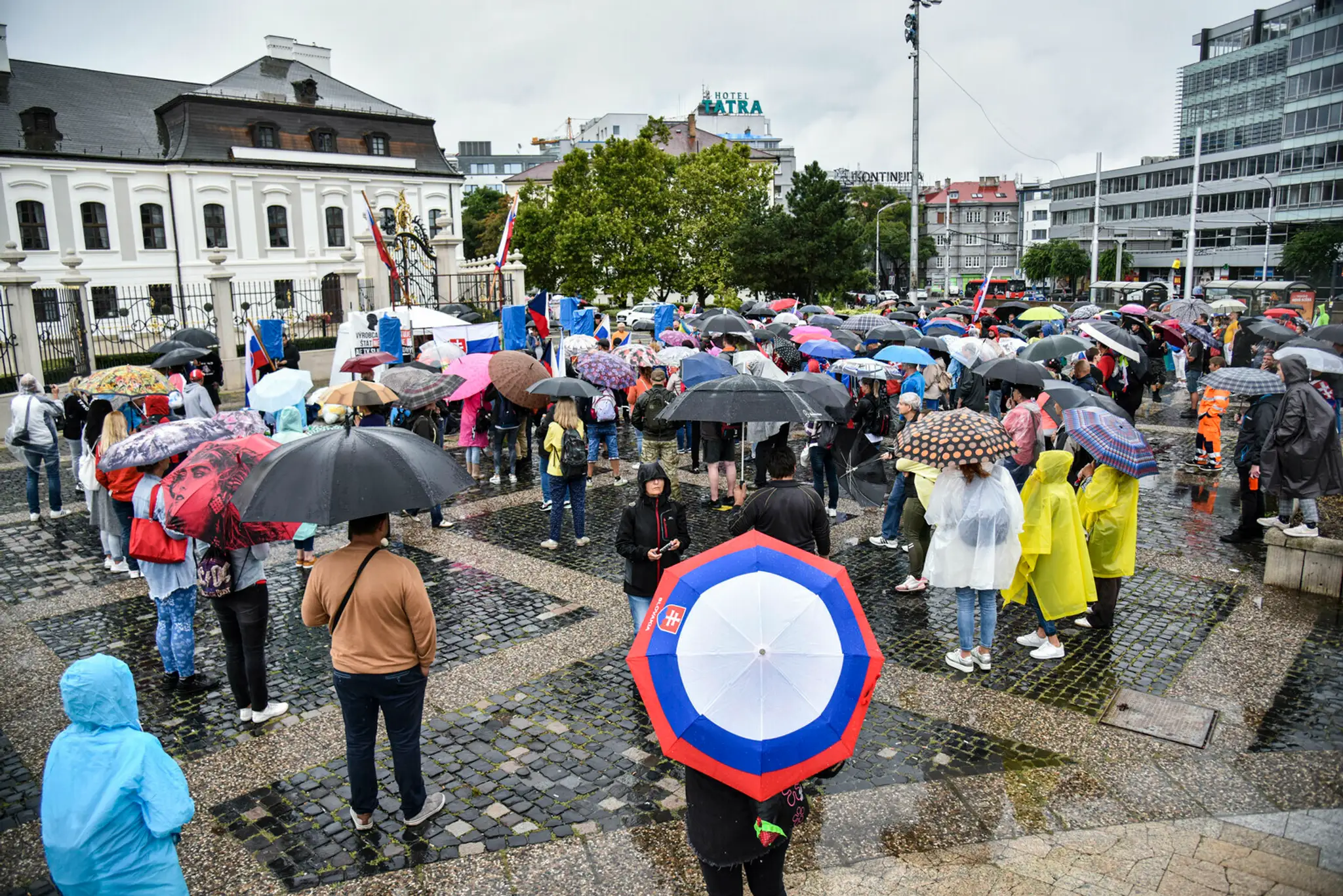Protest pred Prezidentským palácom.