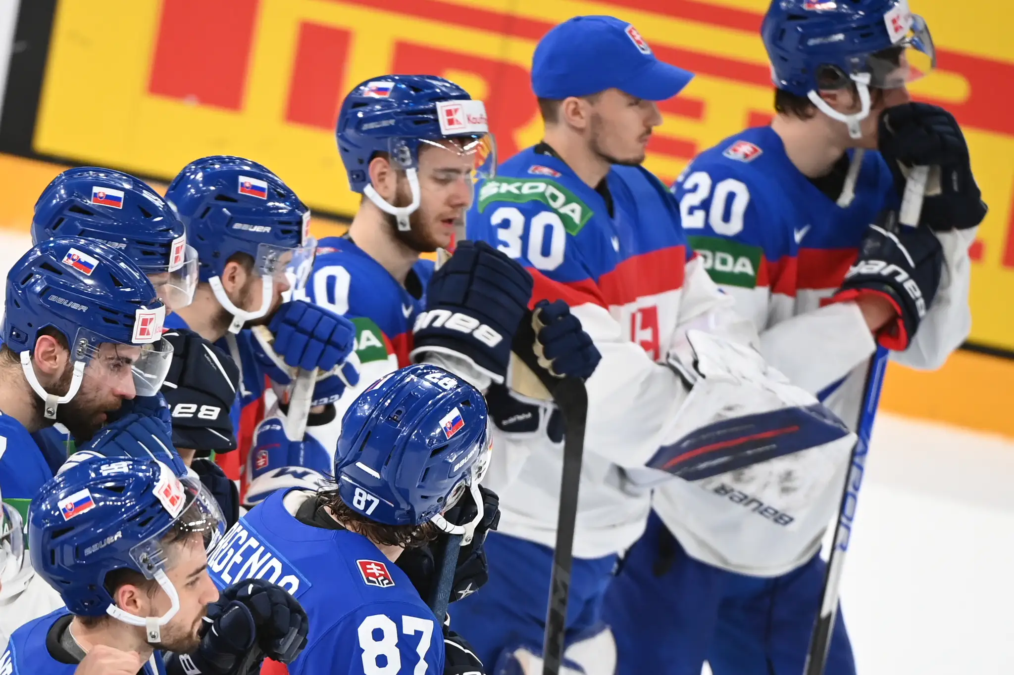 Slovenskí hokejisti smútia po prehre s Fínskom vo štvrťfinále MS 2022.