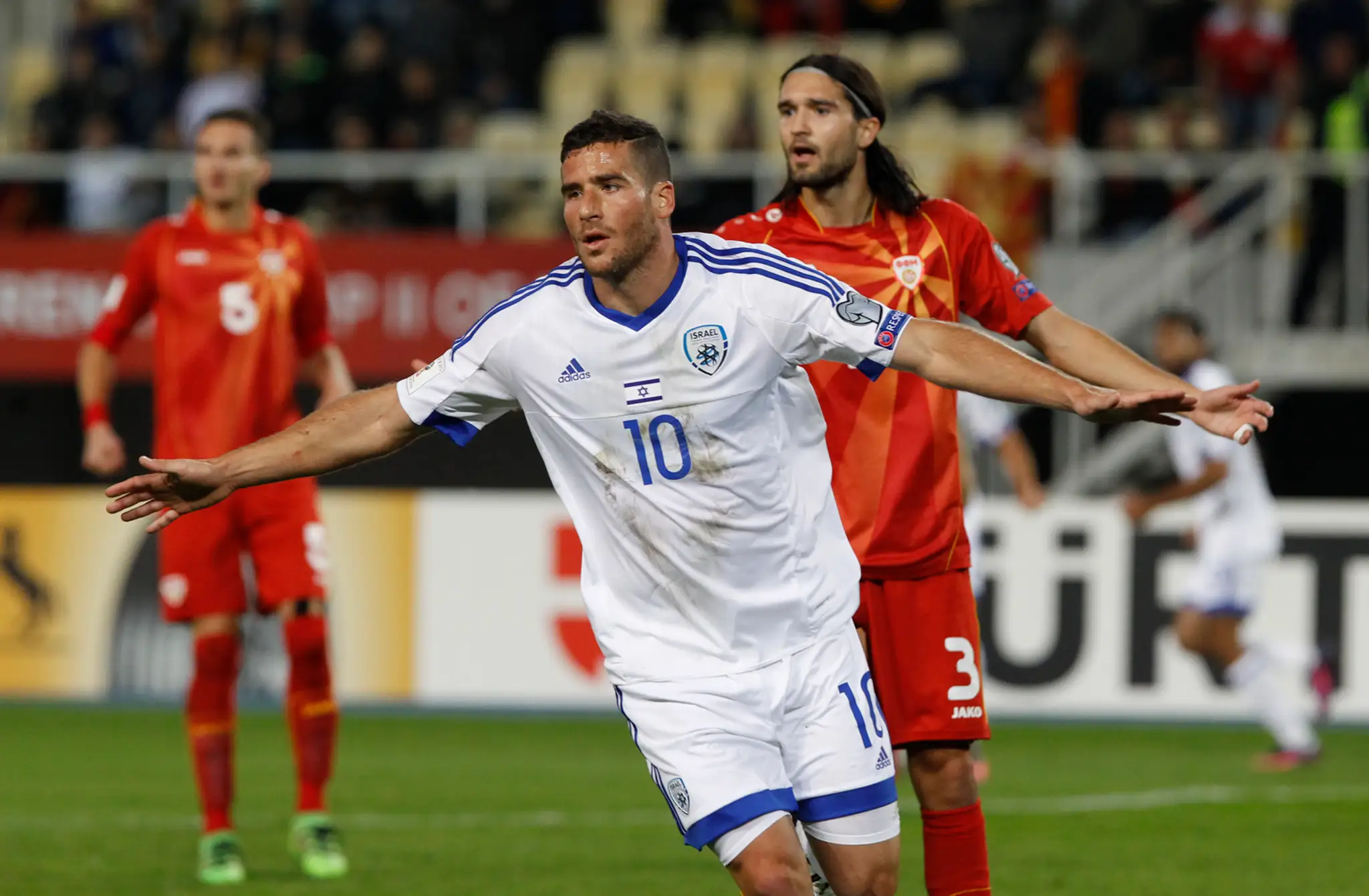 Tomer Hemed z Izraela oslavuje gól proti Macedónsku v kvalifikácii MS 2018.