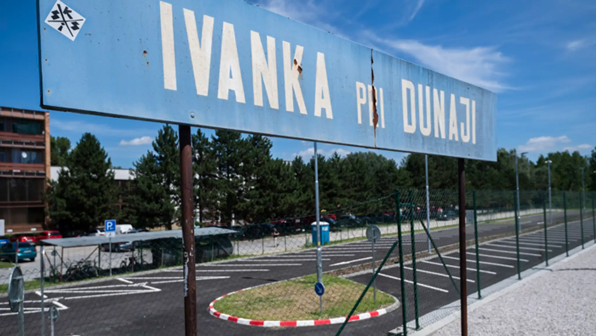 Záchytného parkoviska pri železničnej stanici v Ivanke pri Dunaji.
