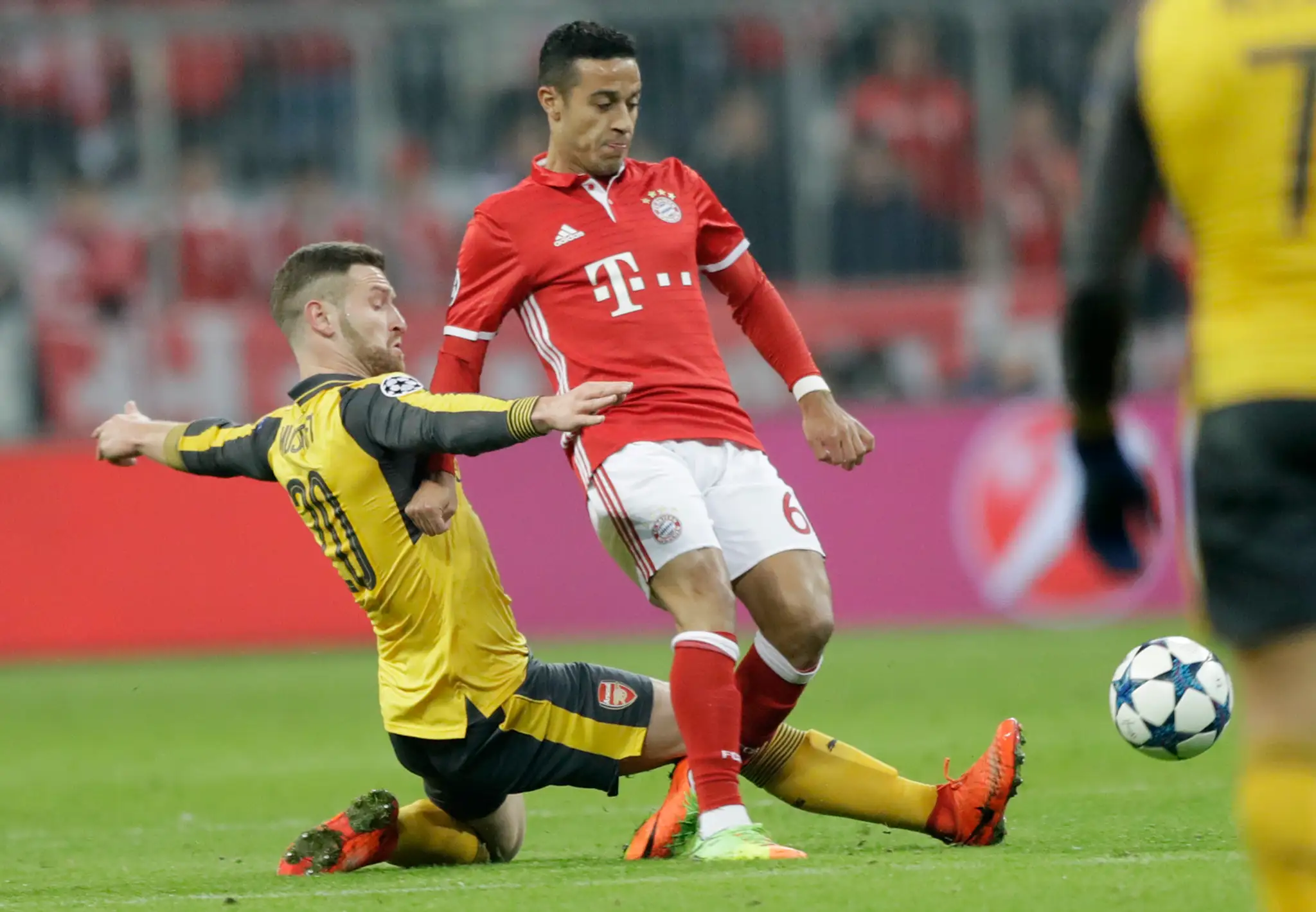Obranca Arsenalu Shkodran Mustafi (vľavo) zastavuje Thiaga Alcantaru z Bayernu v osemfinále LM.