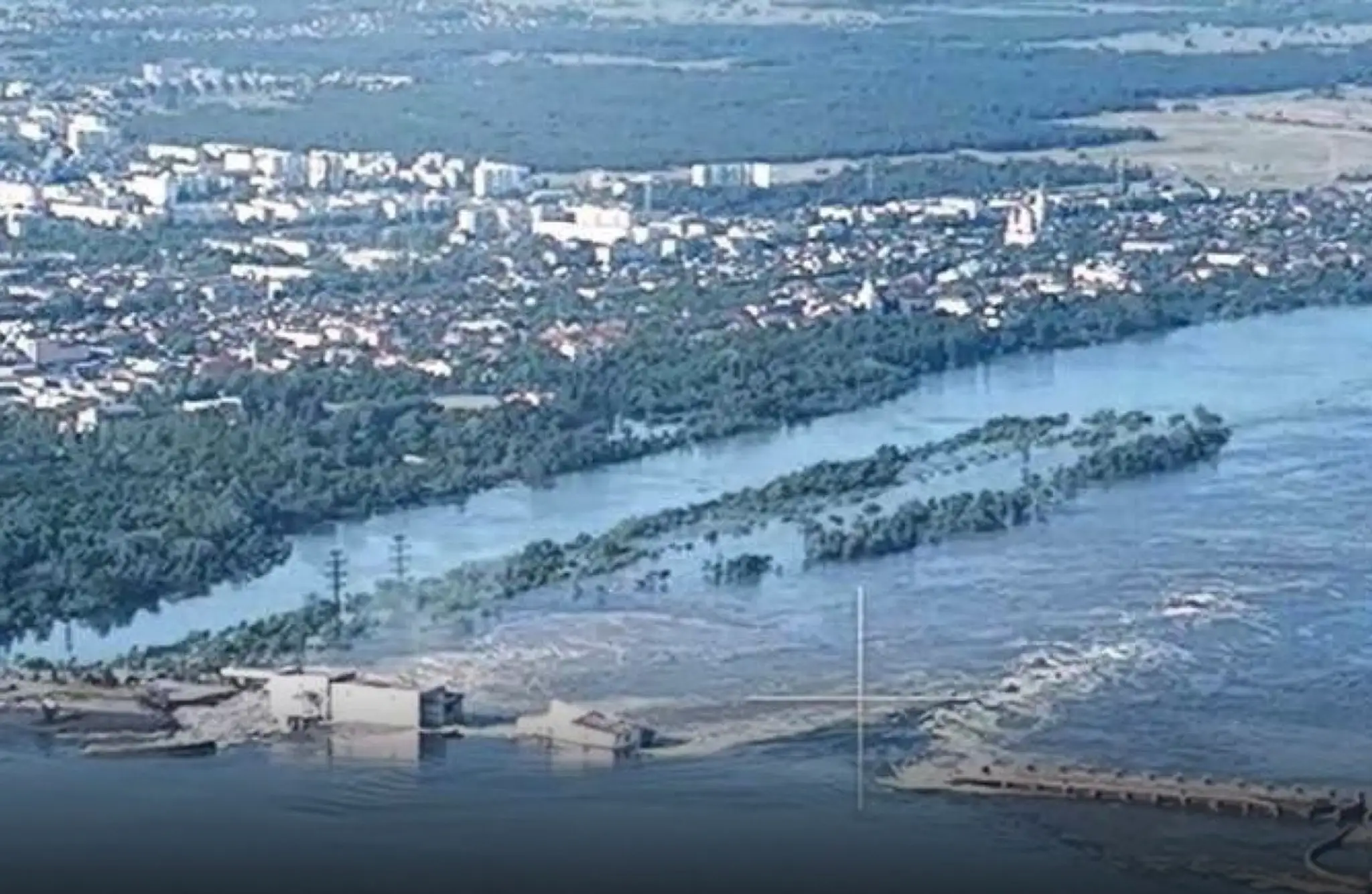 Z pretrhnutej priehrady uniká voda.
