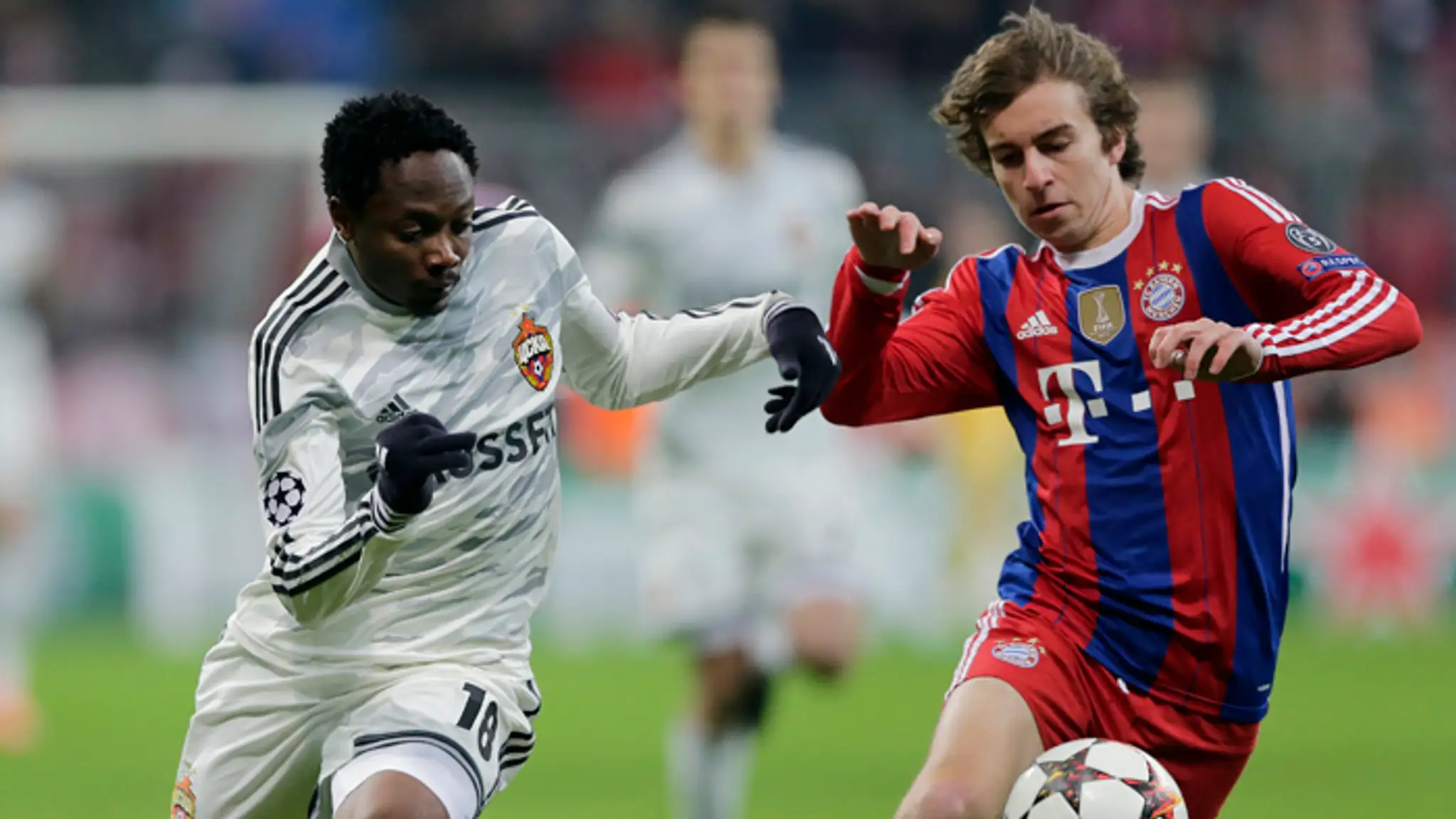 Nigérijský útočník CSKA Ahmed Musa (vpravo) a stredopoliar Bayernu Gianluca Gaudino.